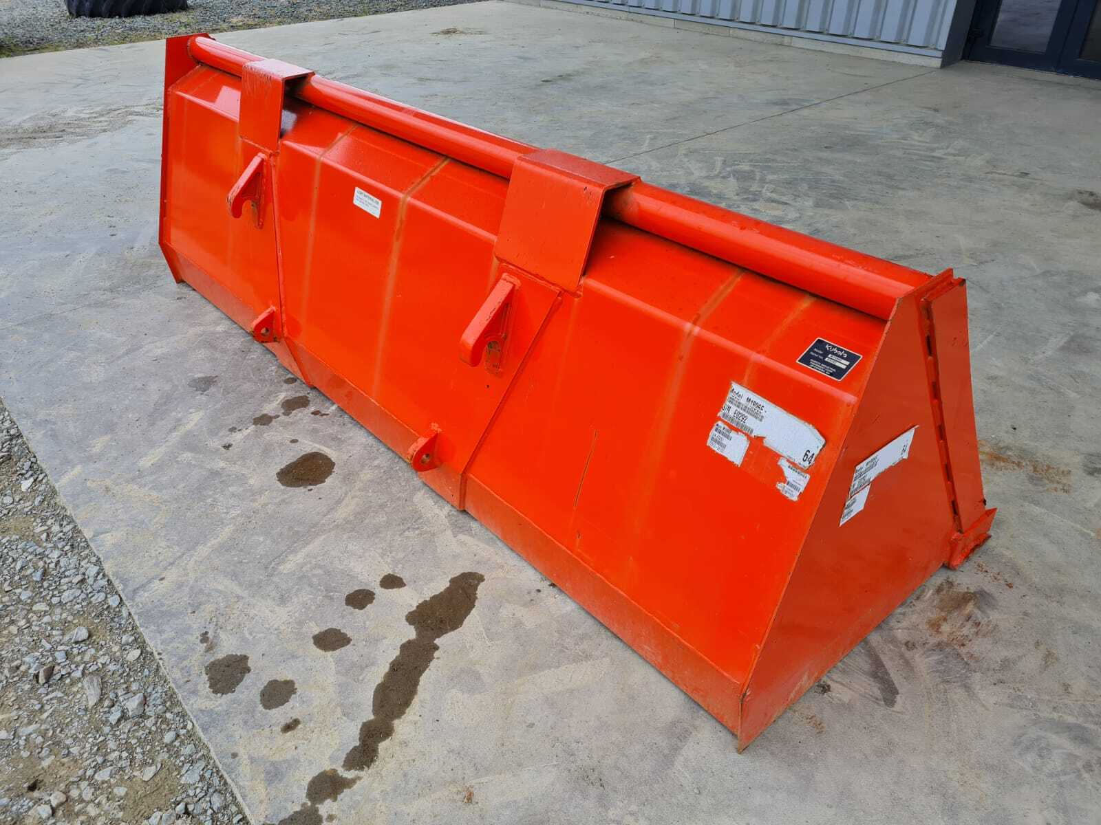 GODET DE REPRISE KUBOTA M1896E ATTELAGE EURO