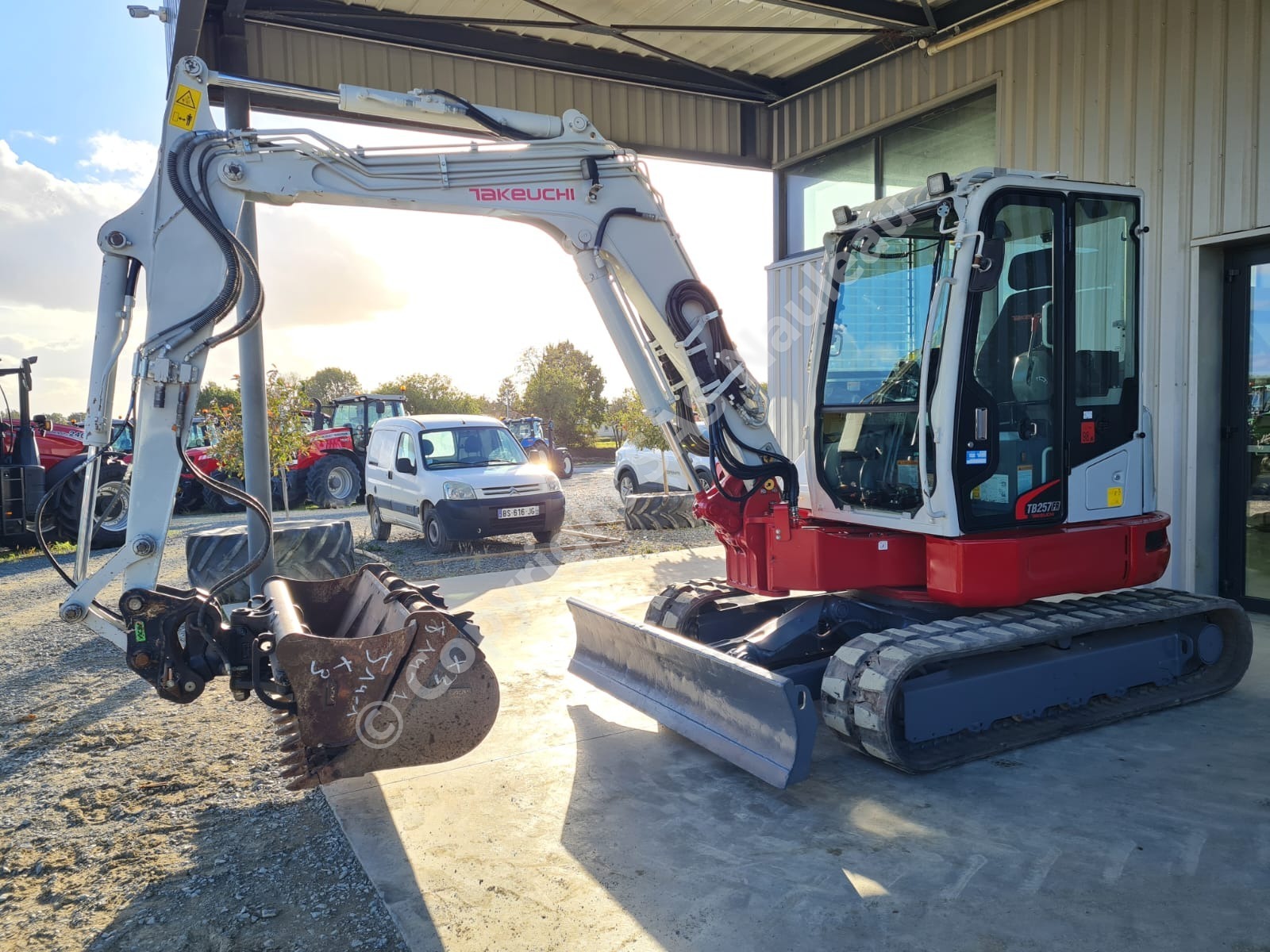 TAKEUCHI TB257FR