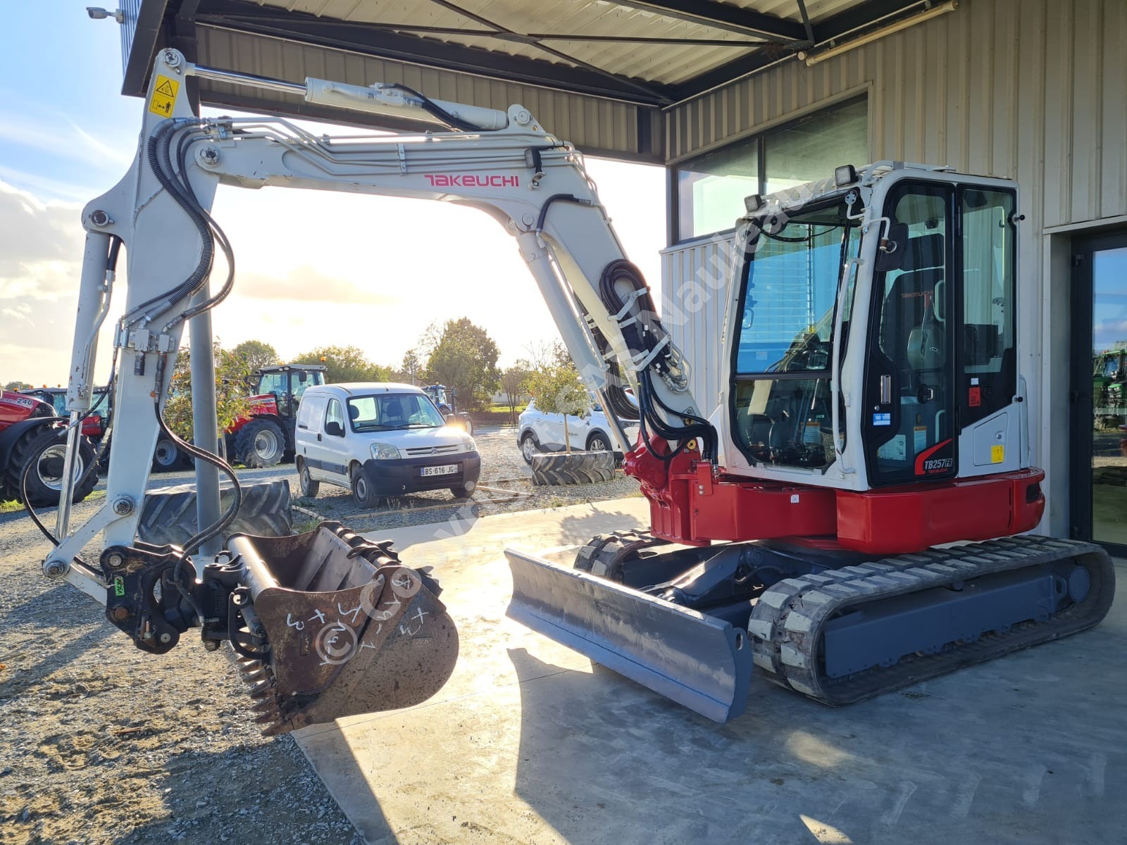 TAKEUCHI TB257FR