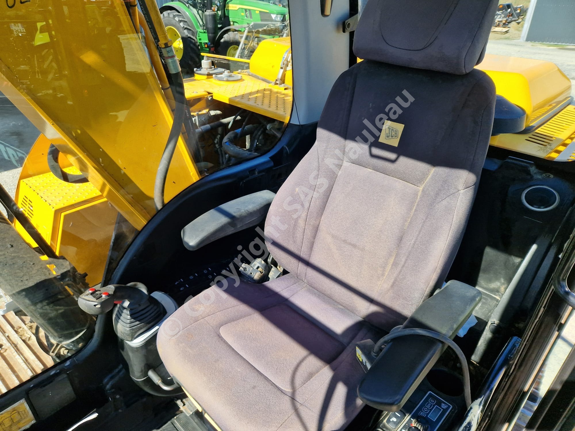 JCB JS131 LC