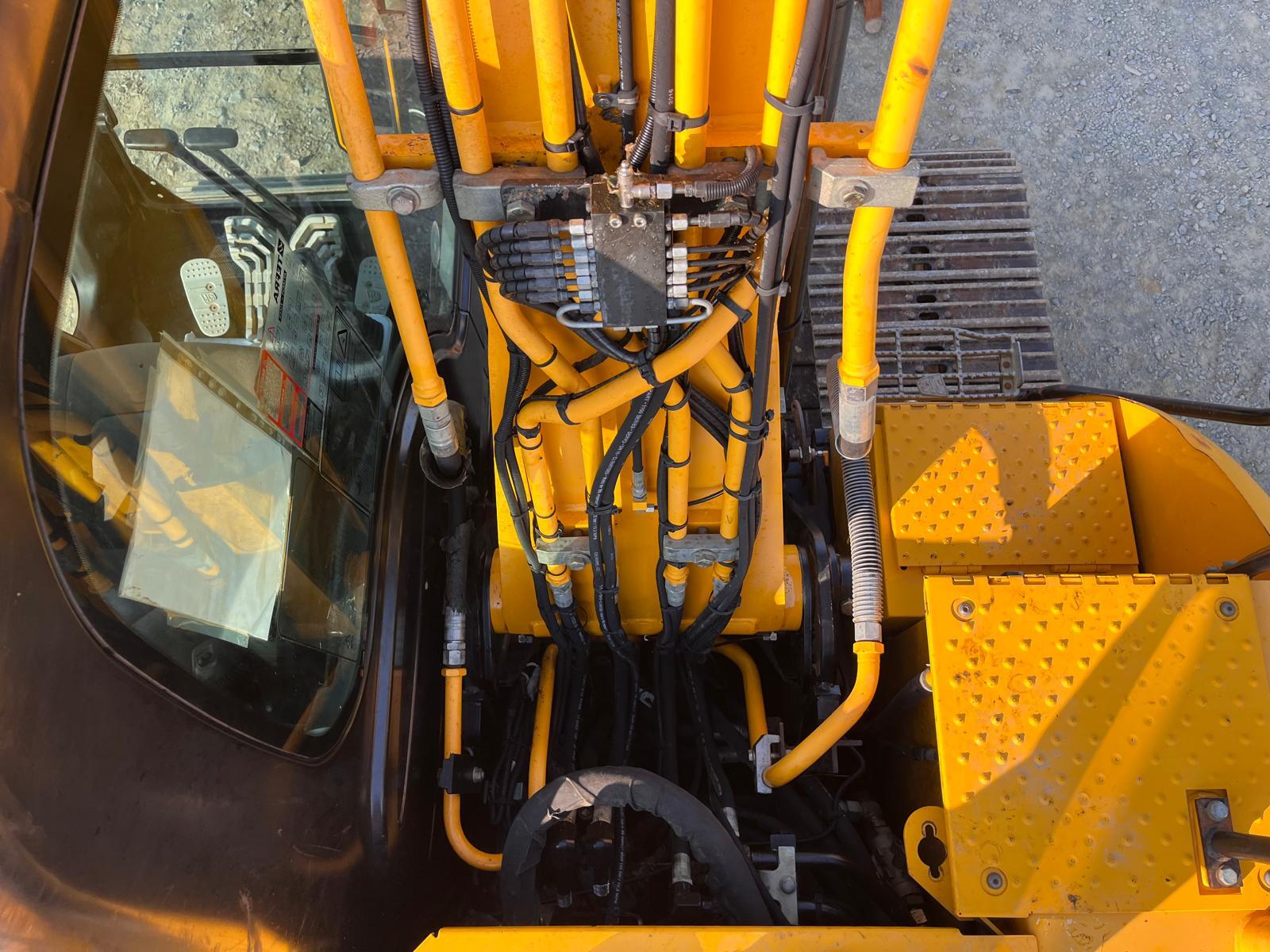 JCB JS131 LC
