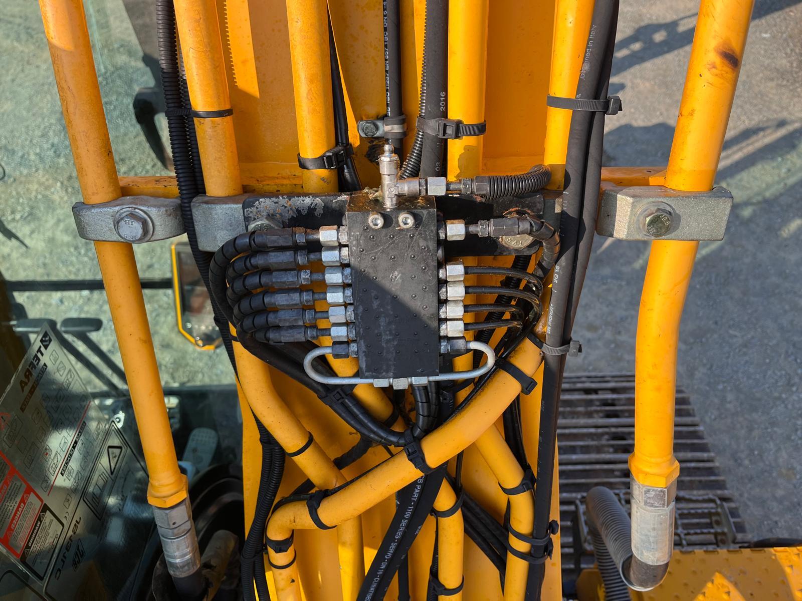 JCB JS131 LC