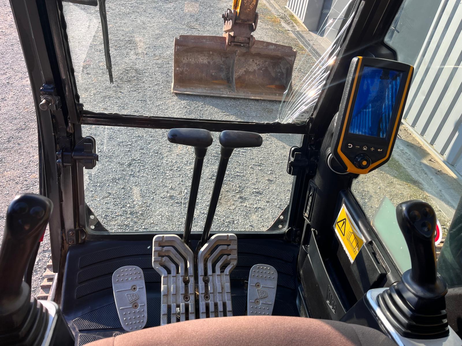 JCB JS131 LC
