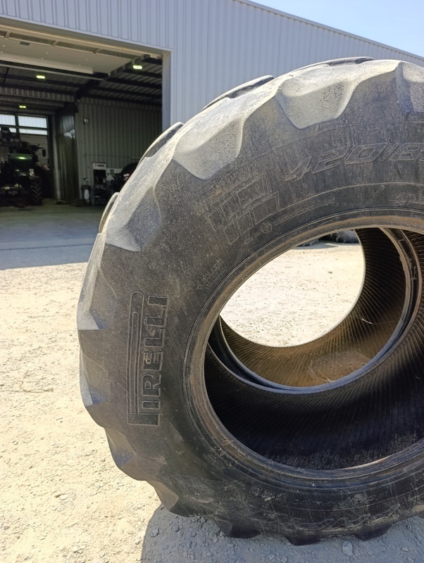 Pneus Pirelli 420/85/28