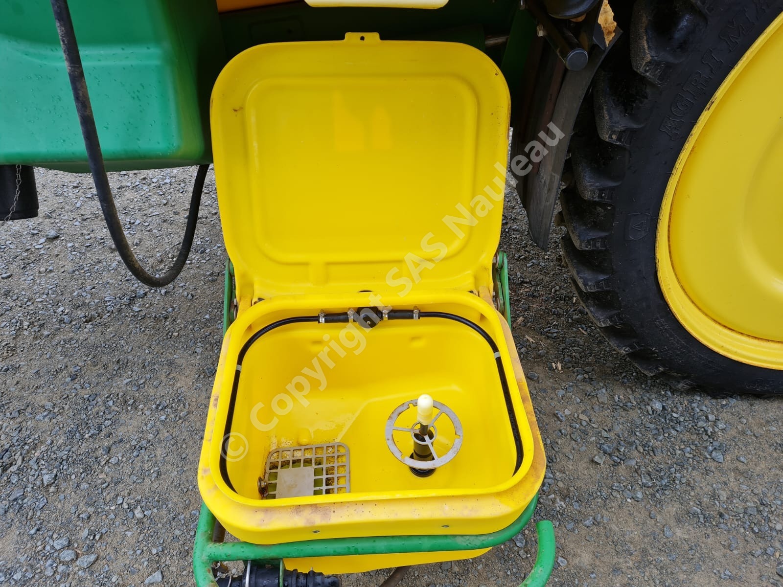 JOHN DEERE PULVERISATEUR TRAINE 732i