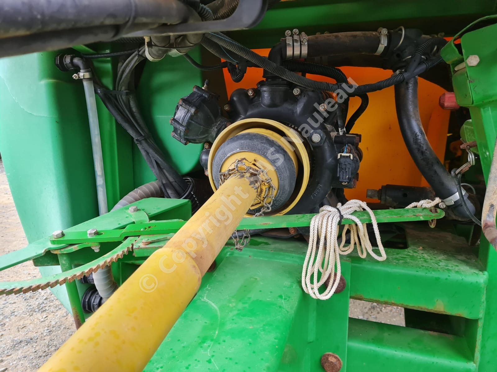JOHN DEERE PULVERISATEUR TRAINE 732i