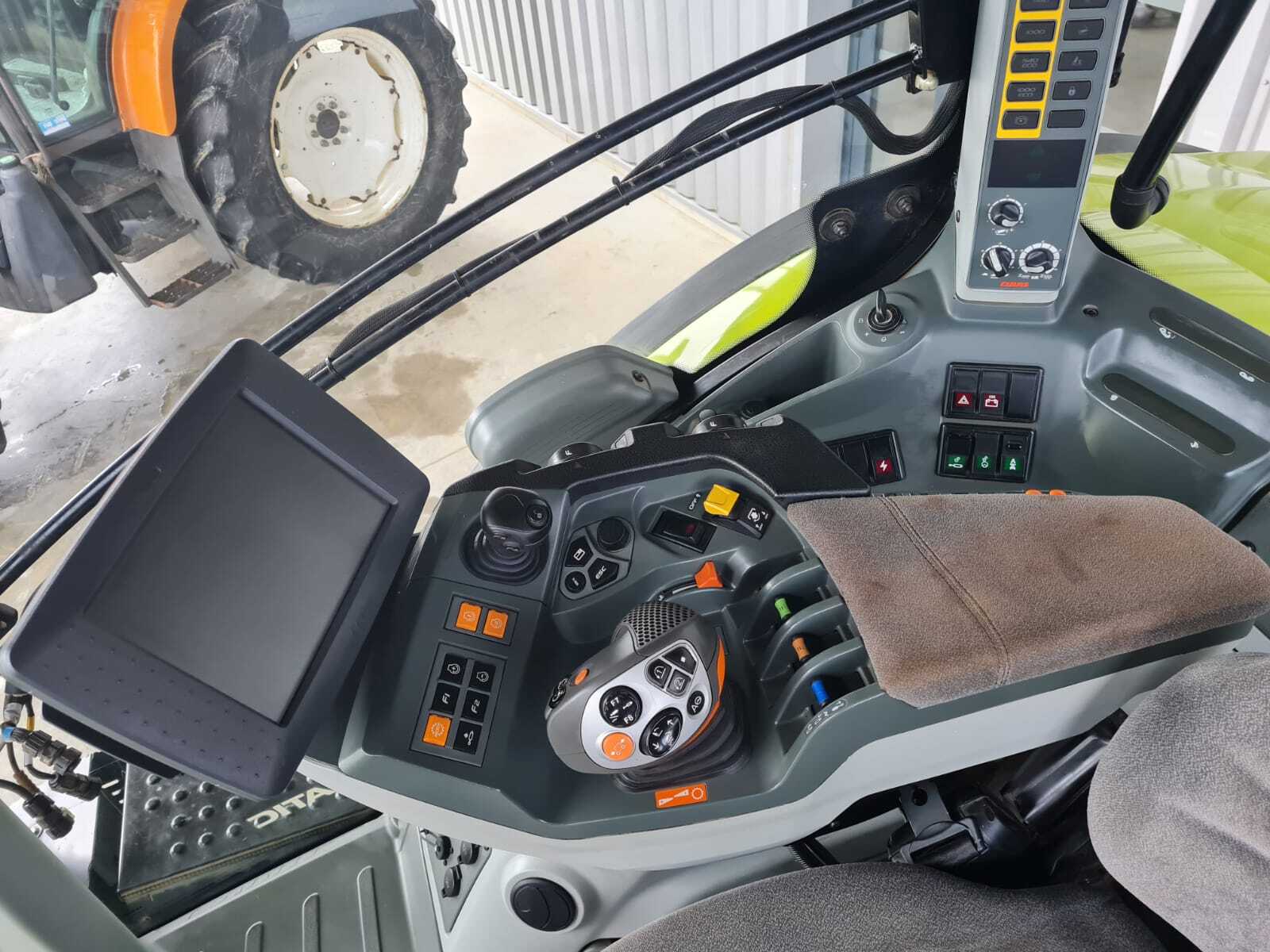 CLAAS AXION 830 CMATIC