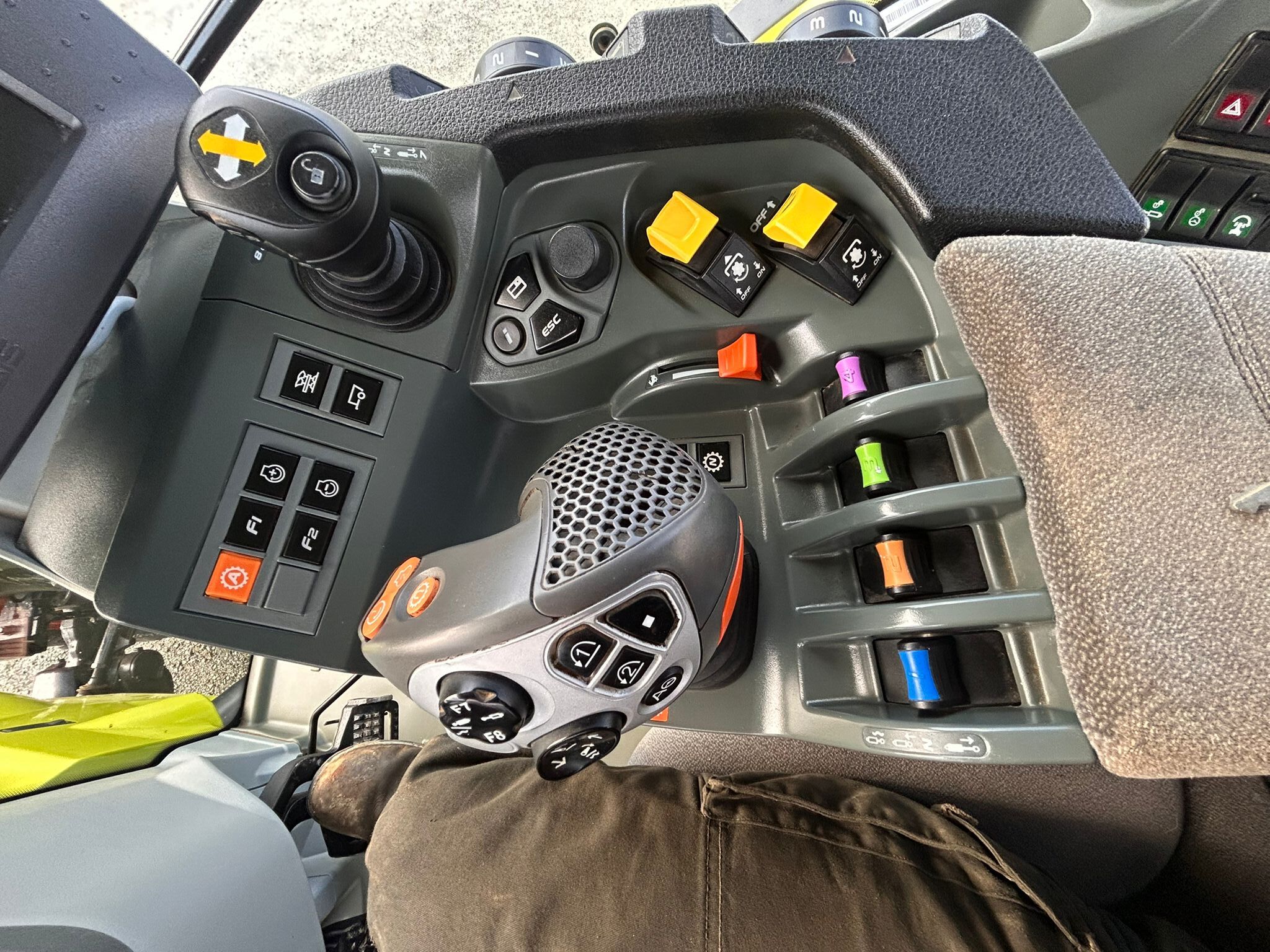 CLAAS AXION 820 CEBIS