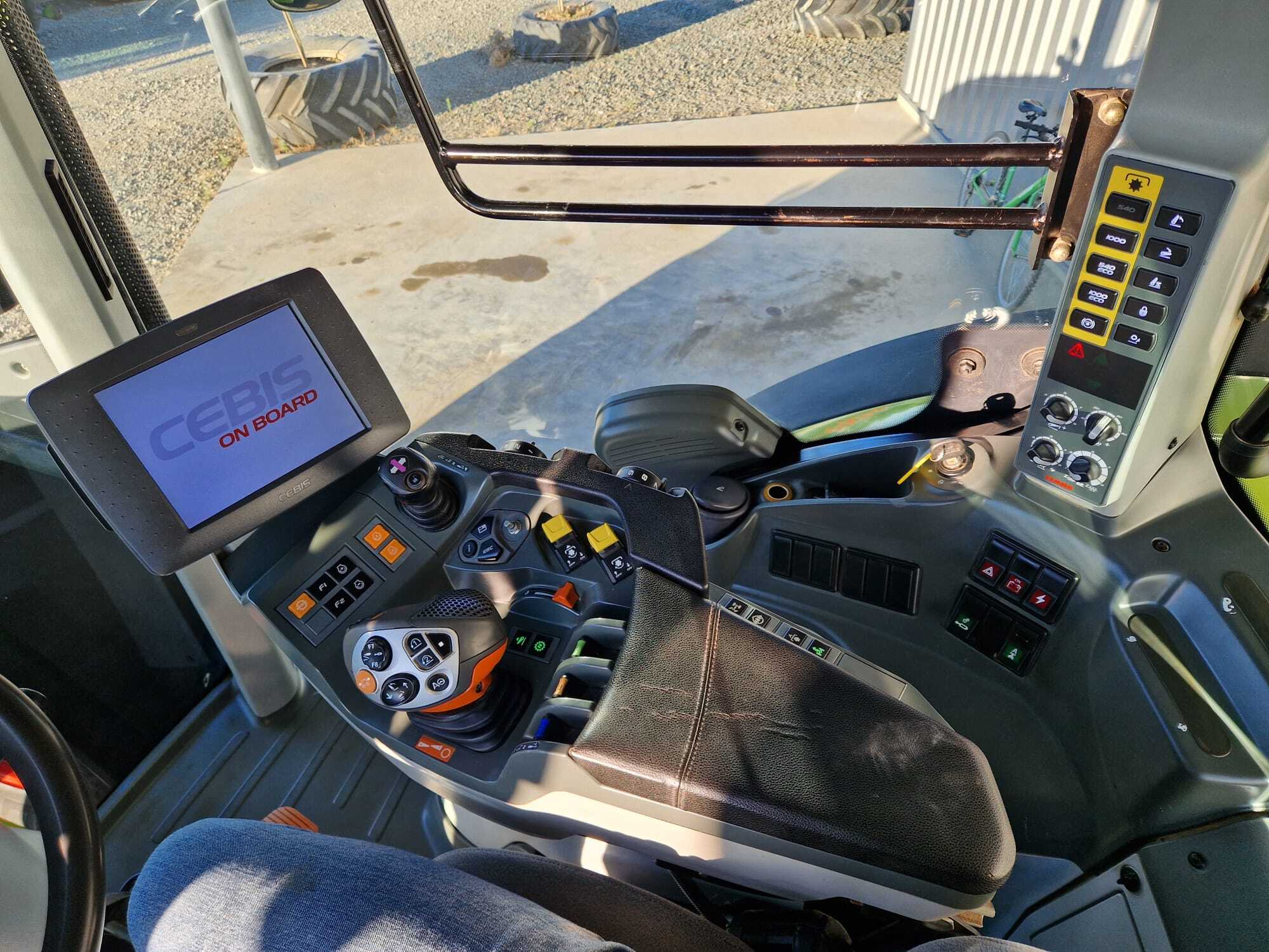 CLAAS AXION 830 CMATIC