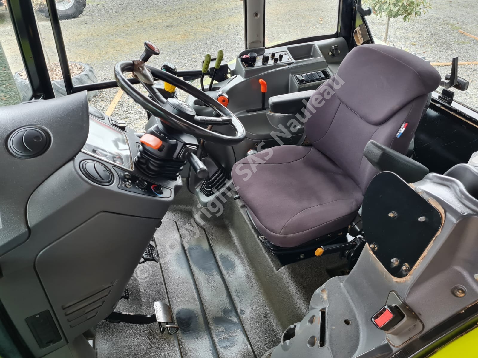 CLAAS AXOS 330 CX