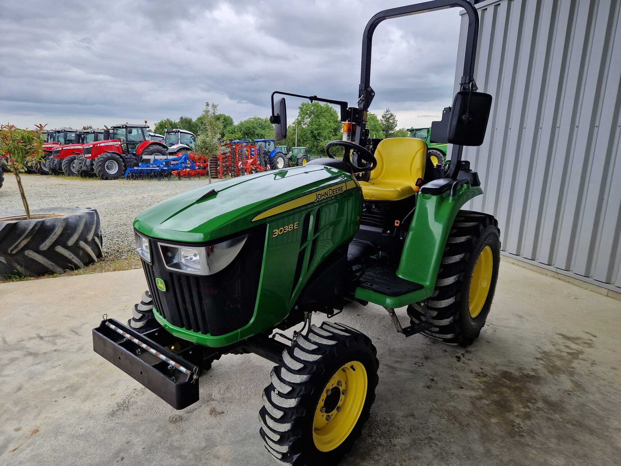 JOHN DEERE 3038E