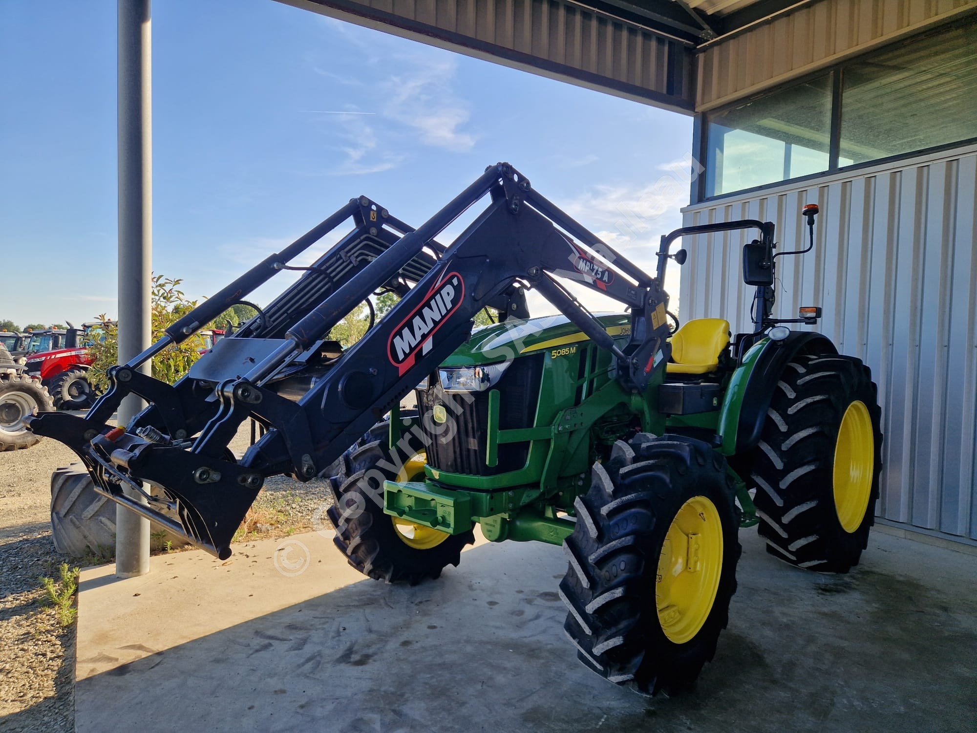 JOHN DEERE 5085M
