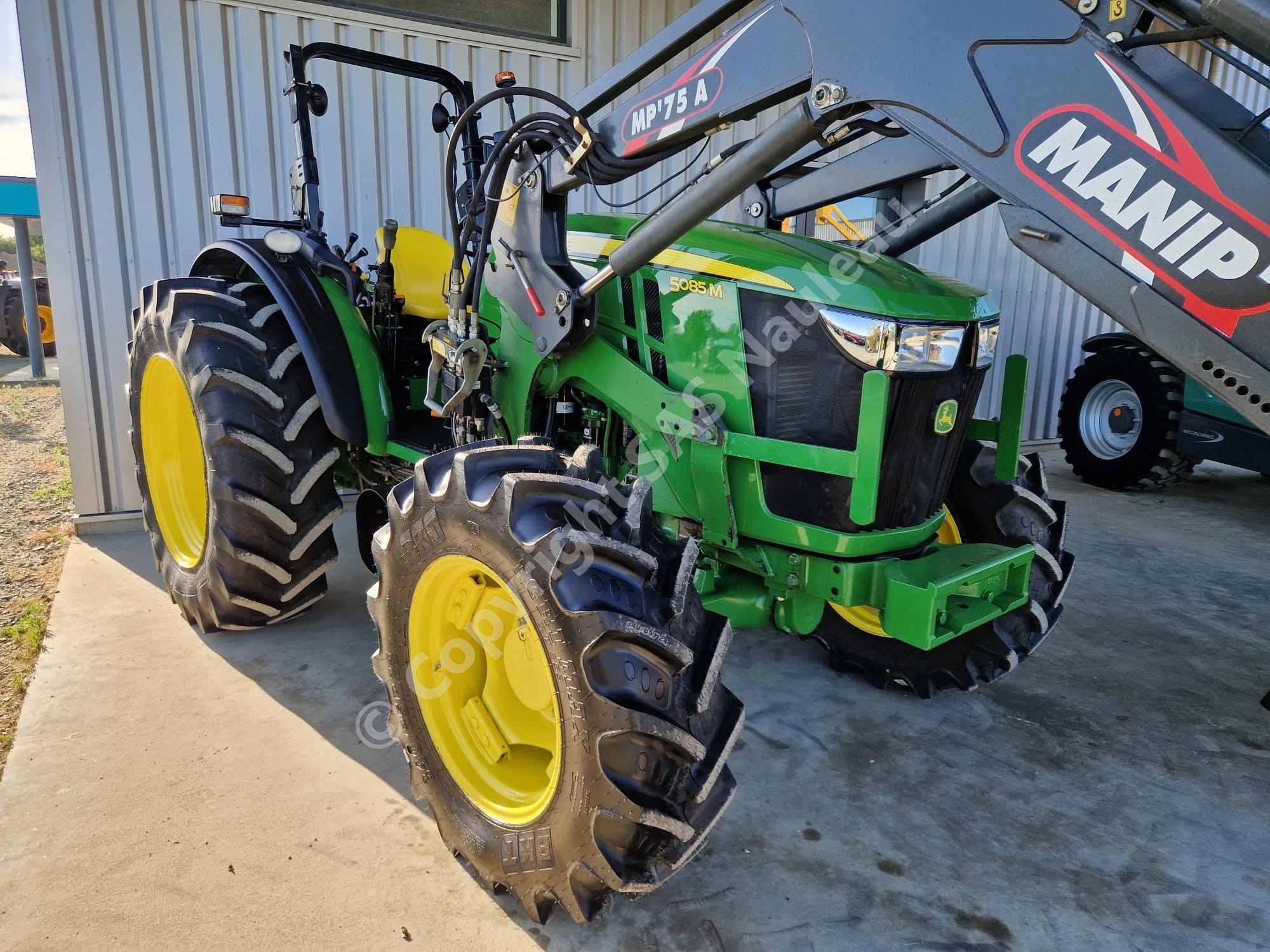 JOHN DEERE 5085M