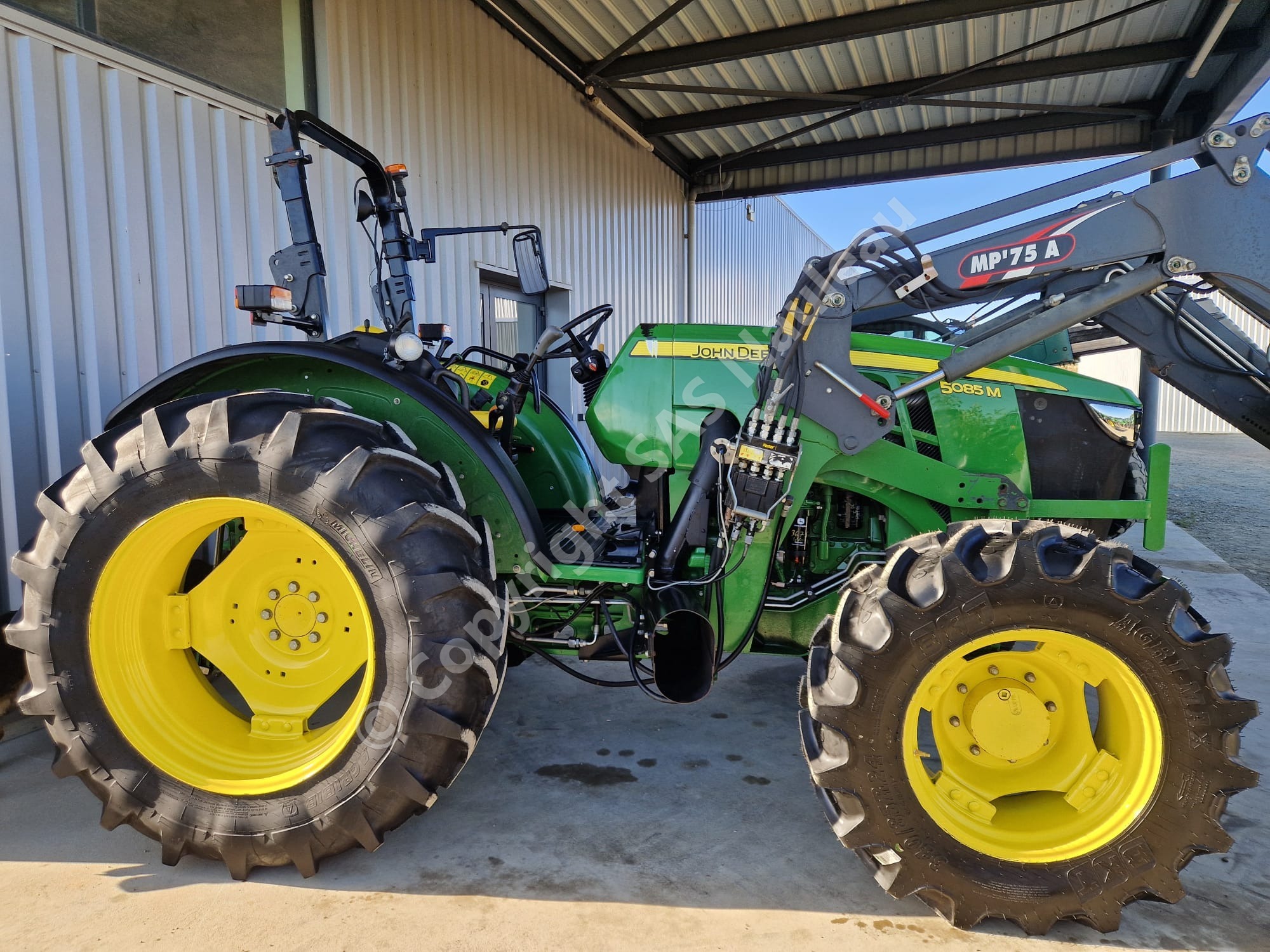 JOHN DEERE 5085M