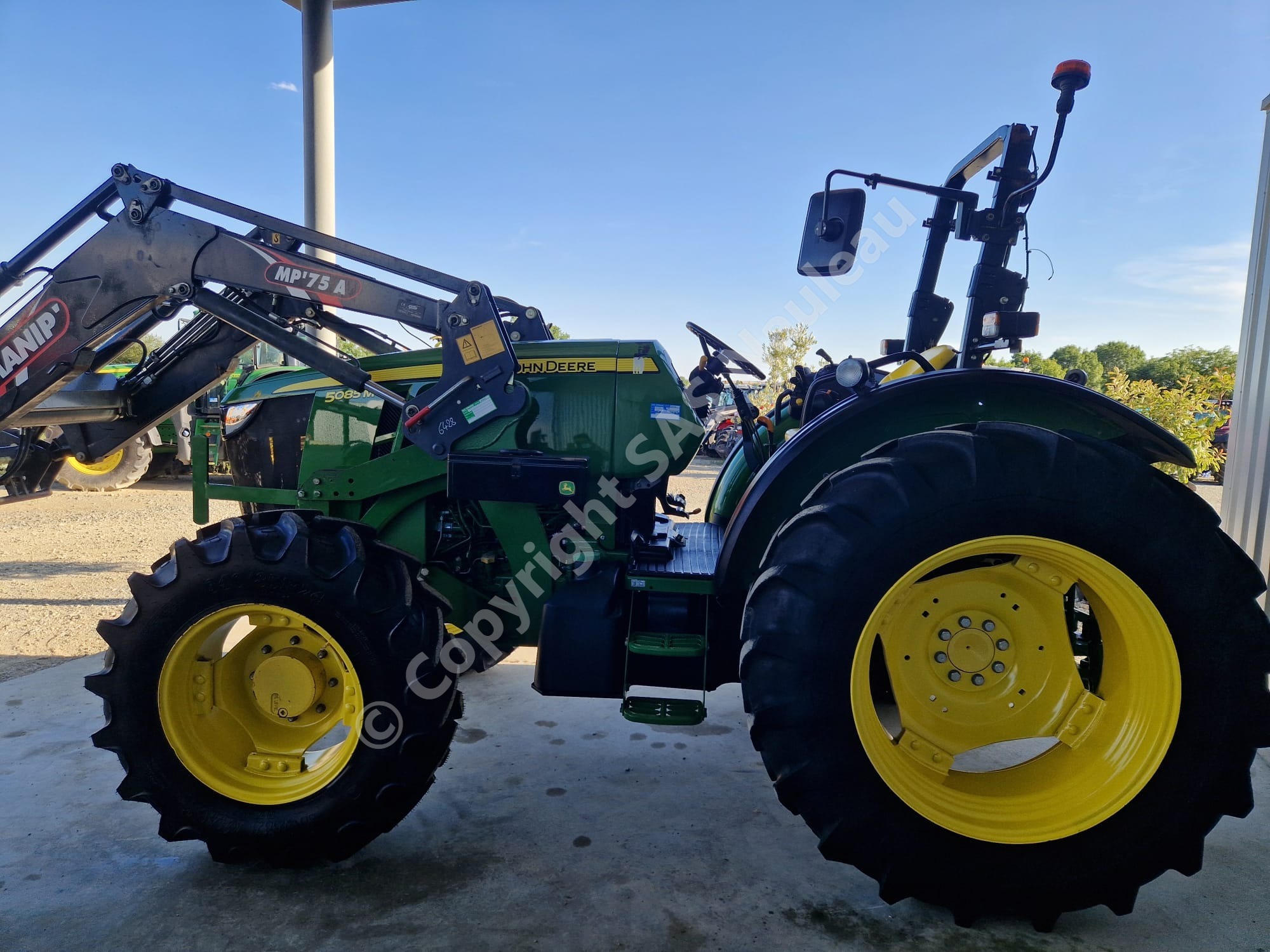 JOHN DEERE 5085M