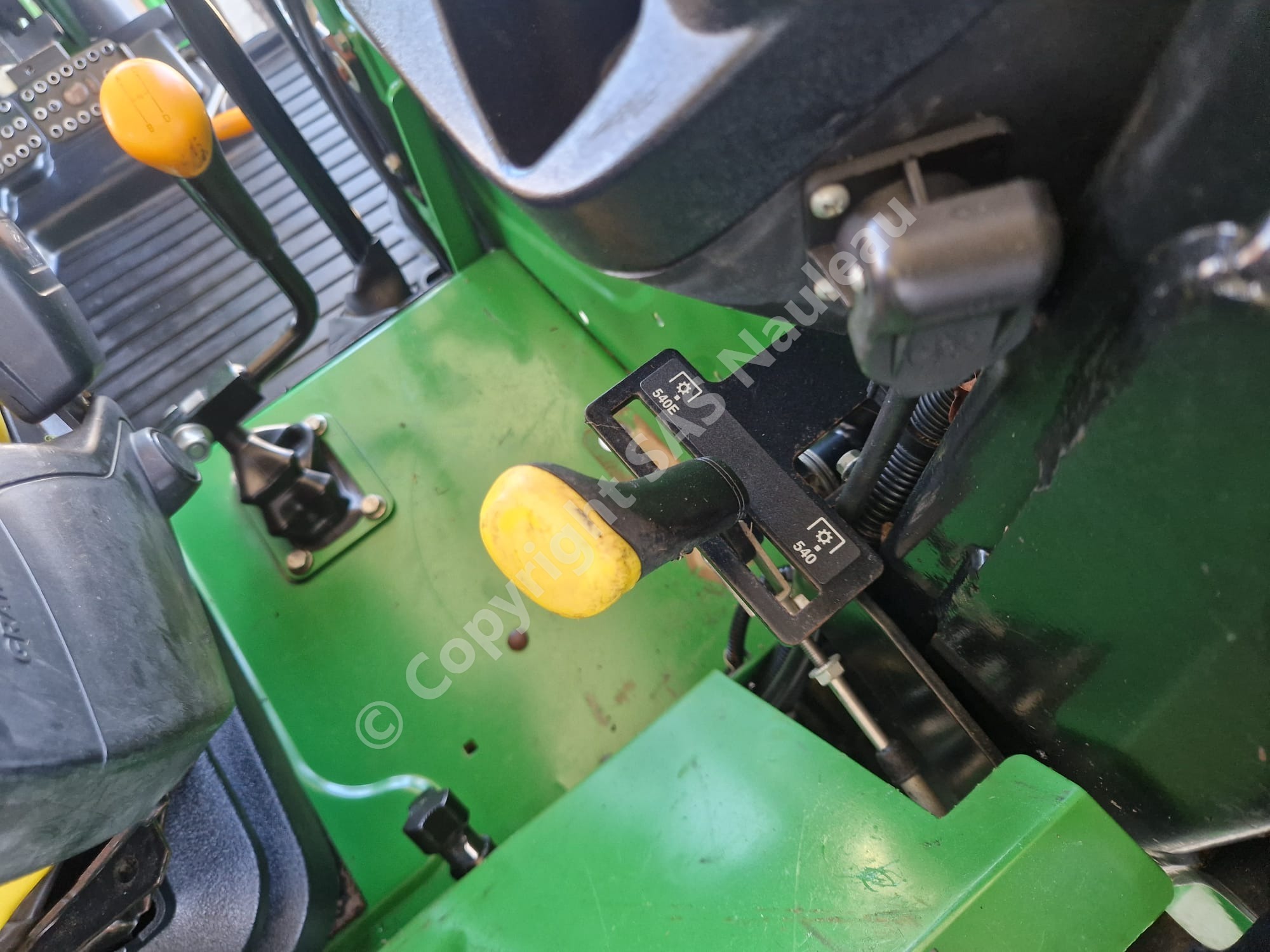 JOHN DEERE 5085M