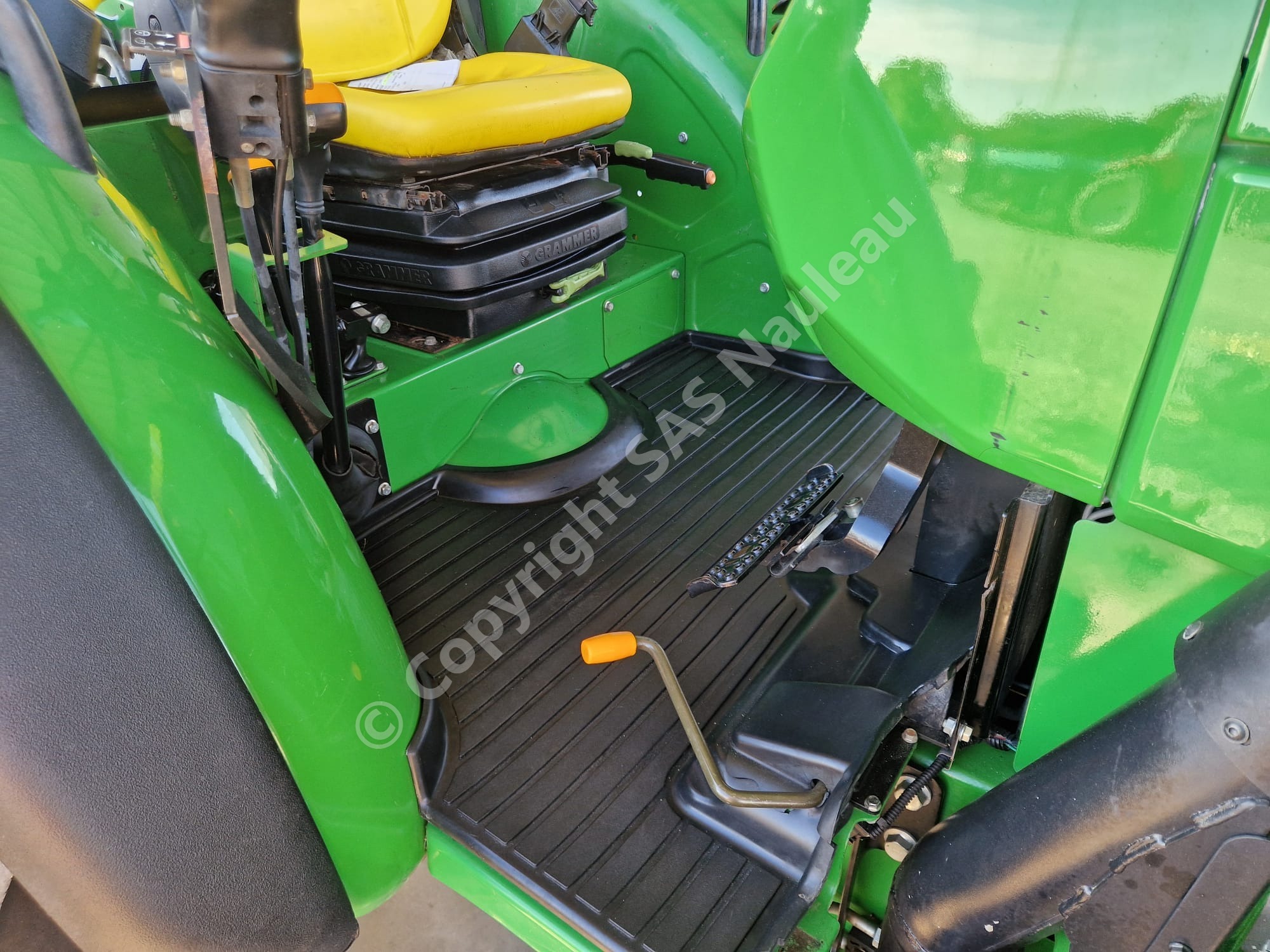 JOHN DEERE 5085M