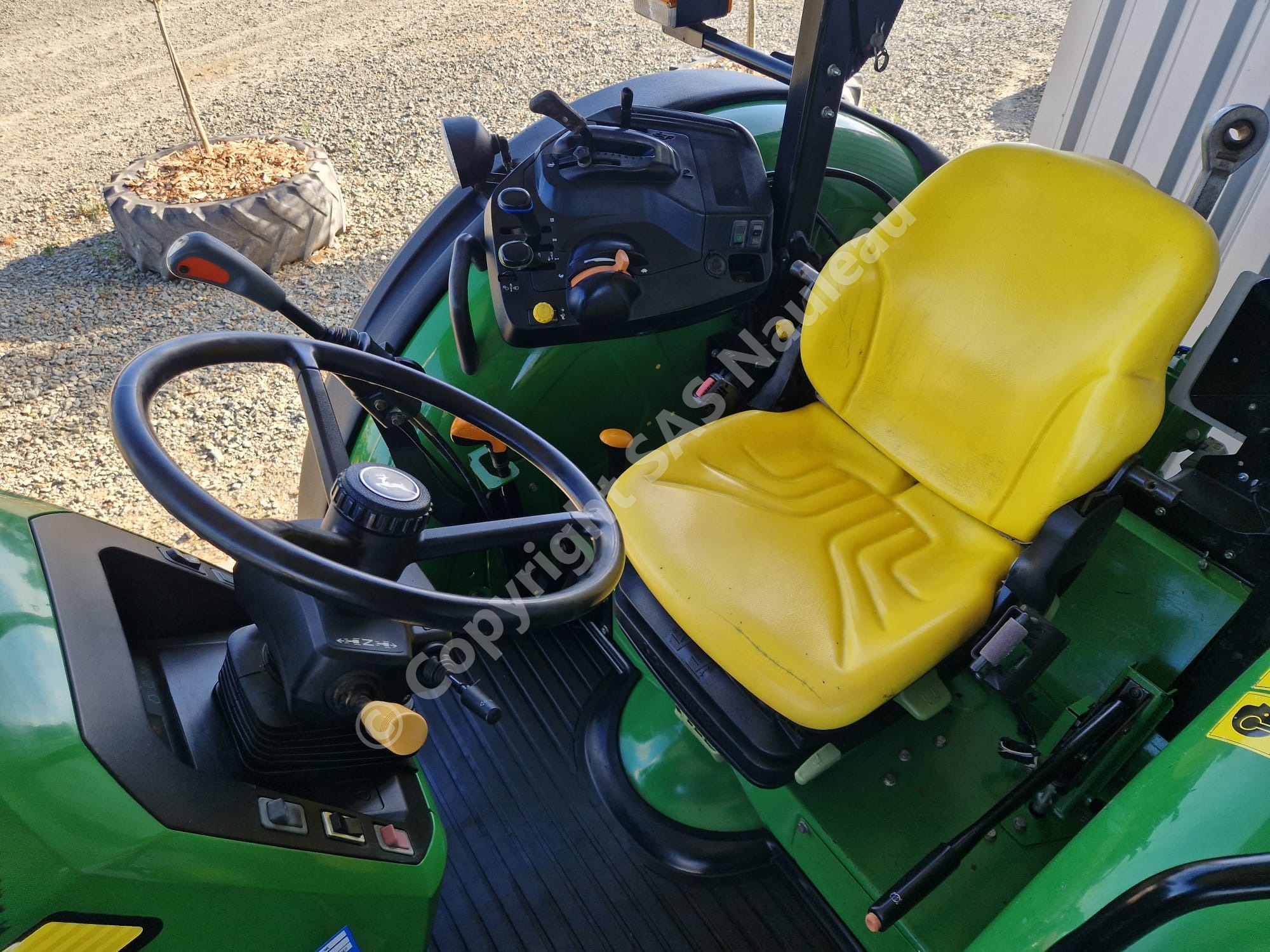 JOHN DEERE 5085M