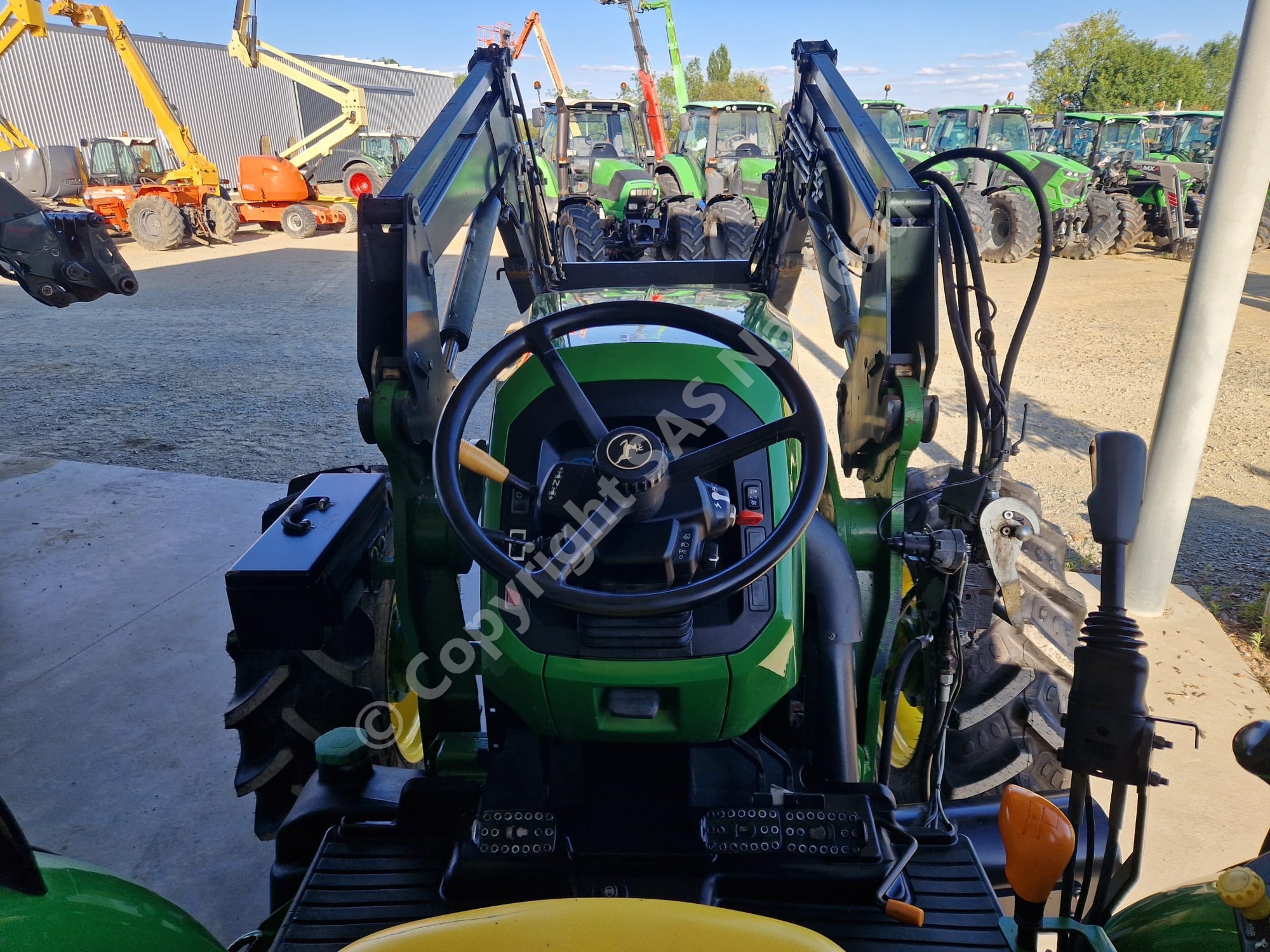 JOHN DEERE 5085M