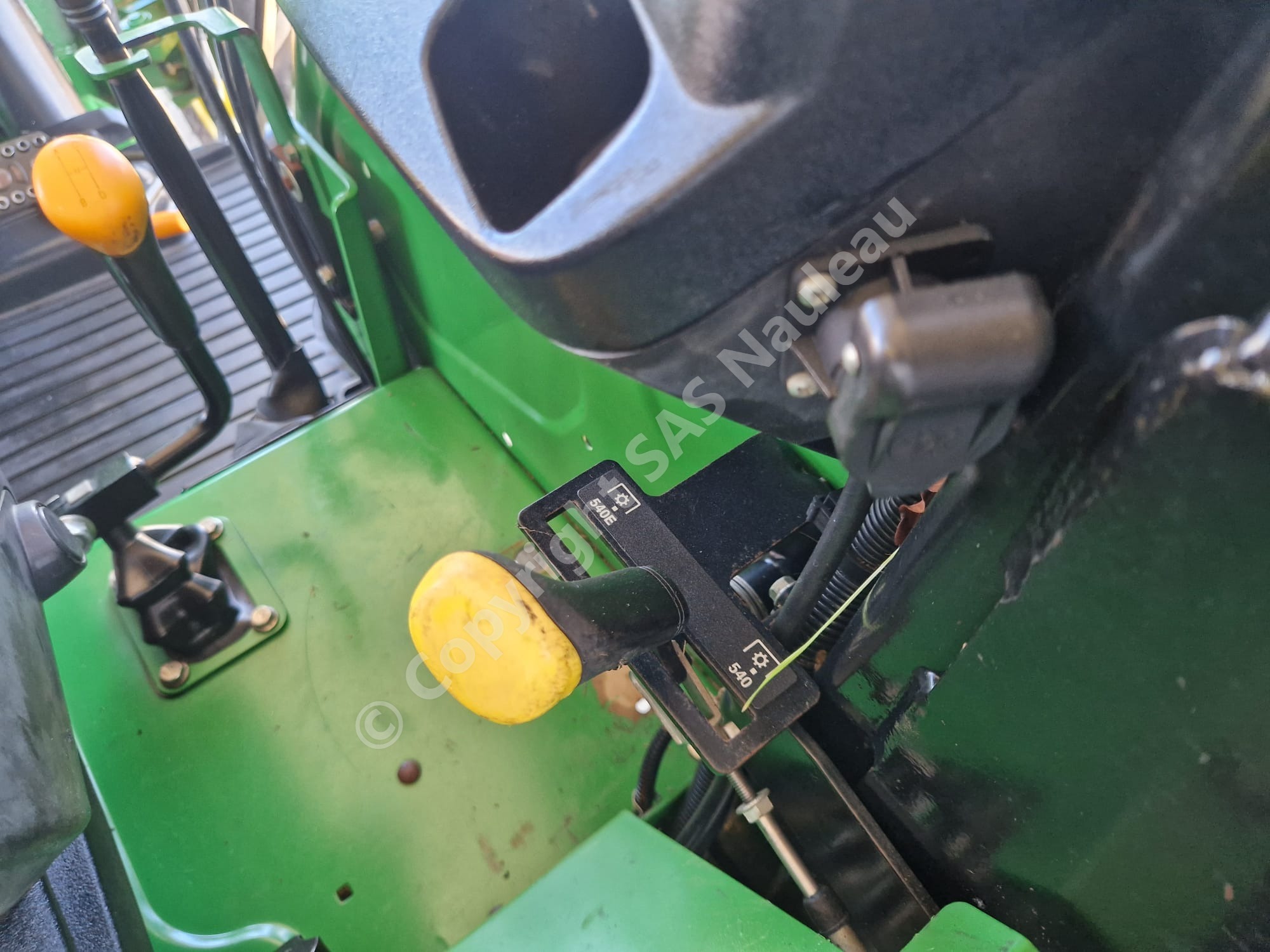JOHN DEERE 5085M