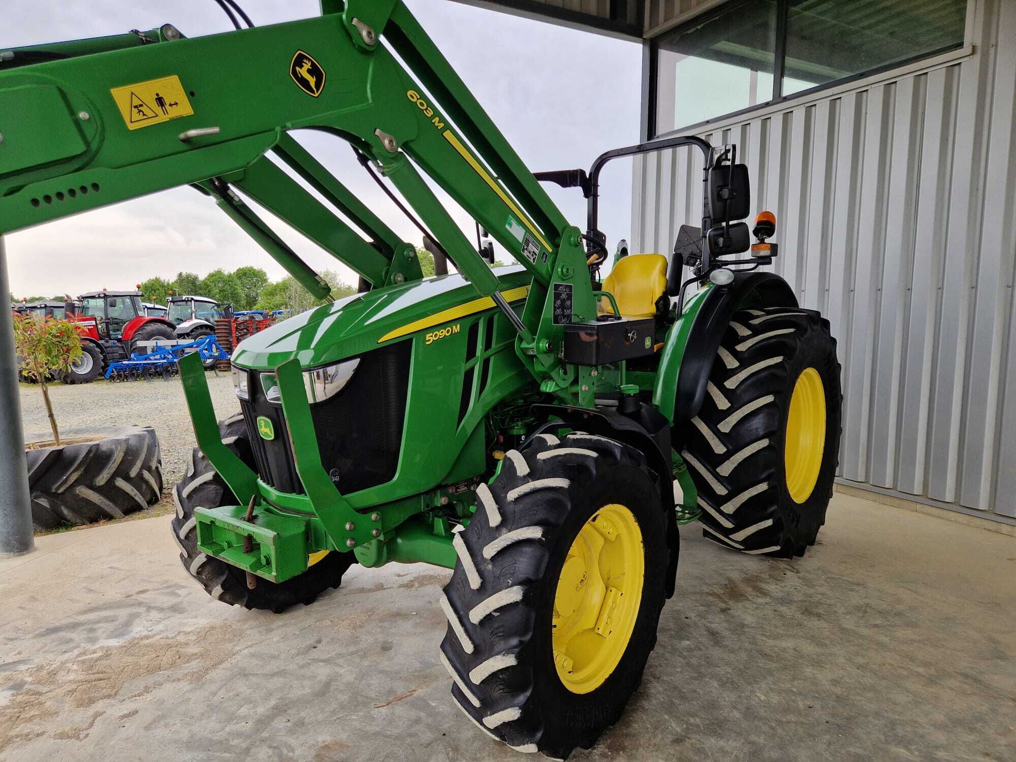 JOHN DEERE 5090M