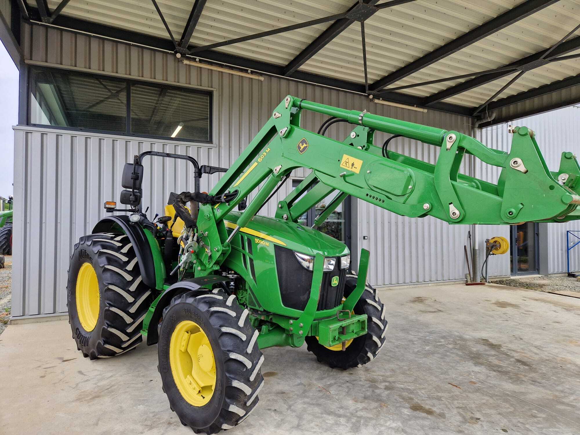 JOHN DEERE 5090M