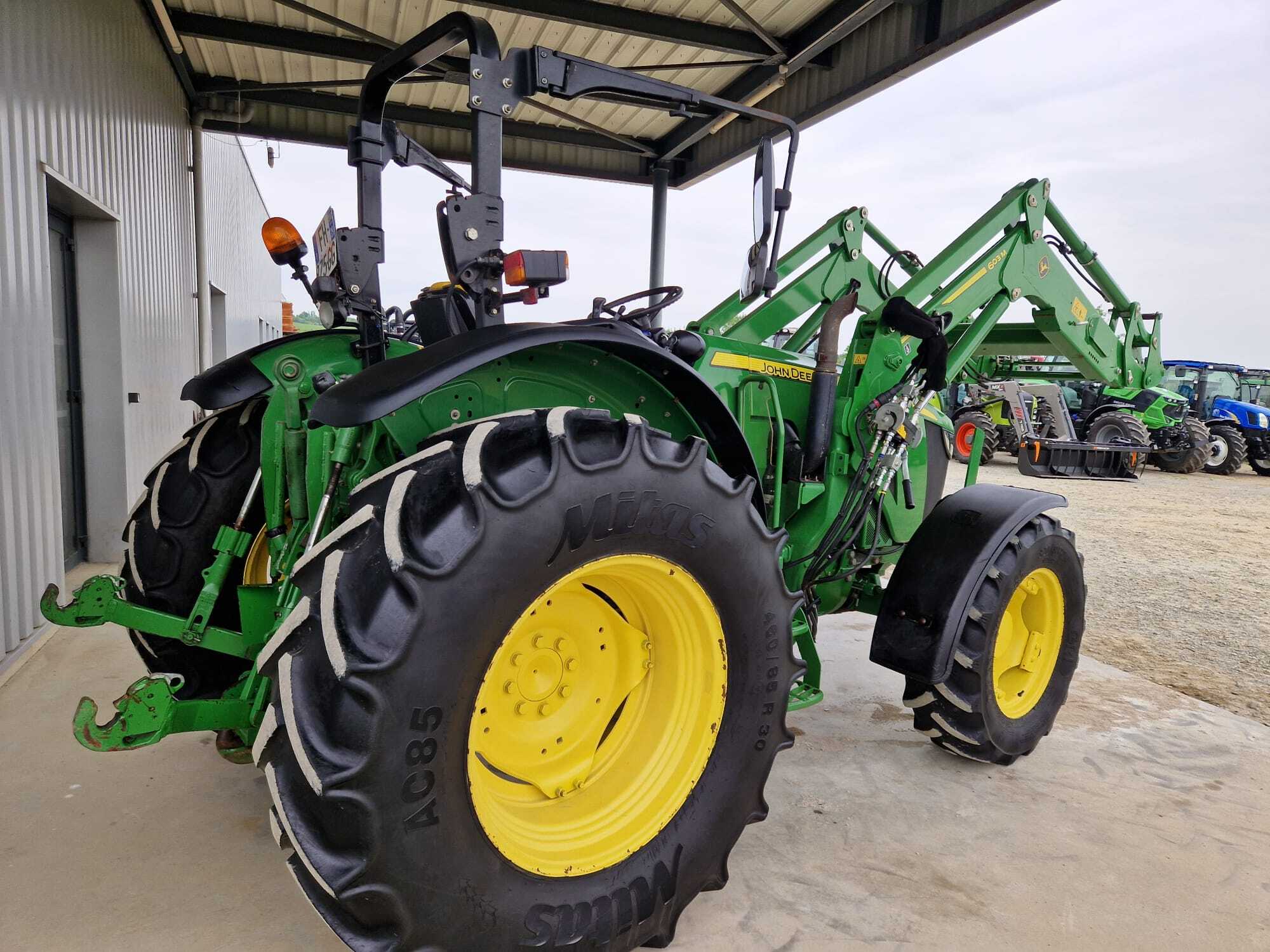 JOHN DEERE 5090M