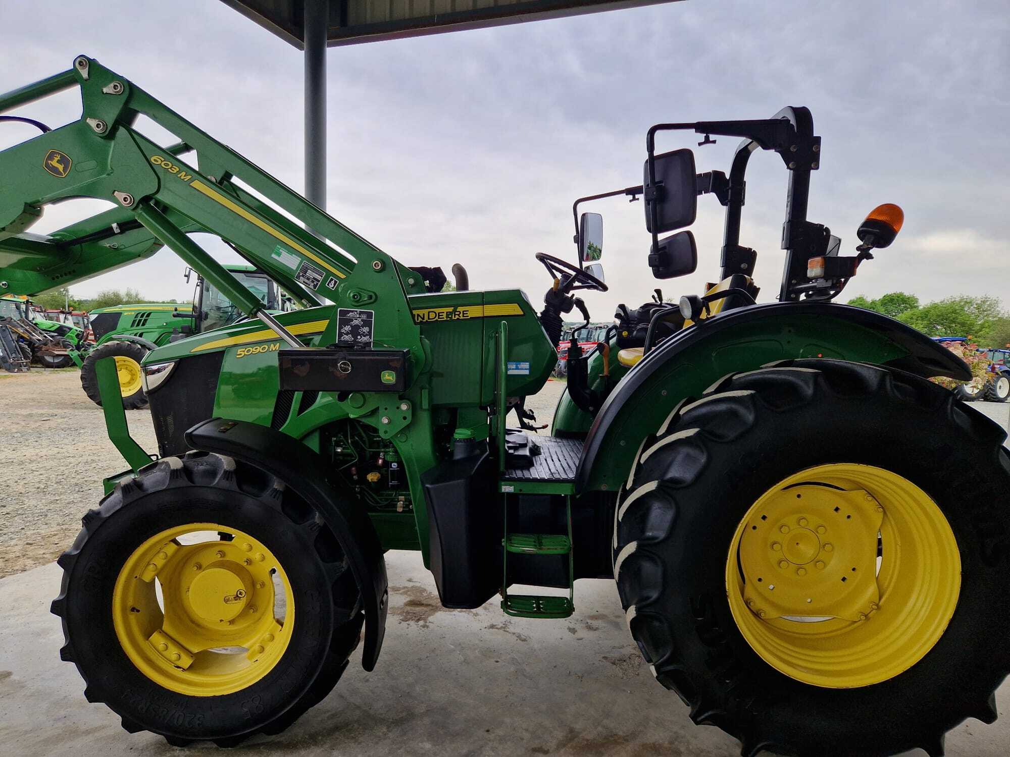 JOHN DEERE 5090M