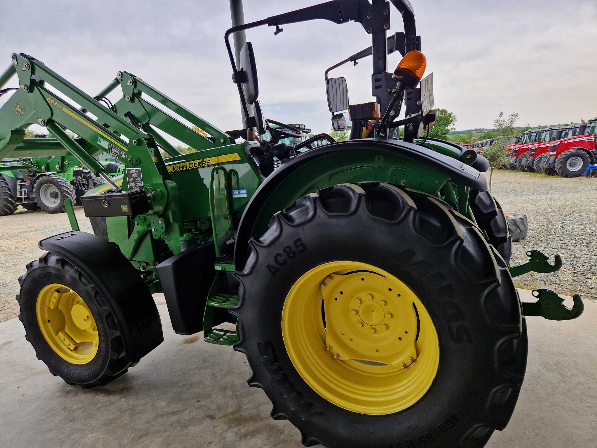 JOHN DEERE 5090M
