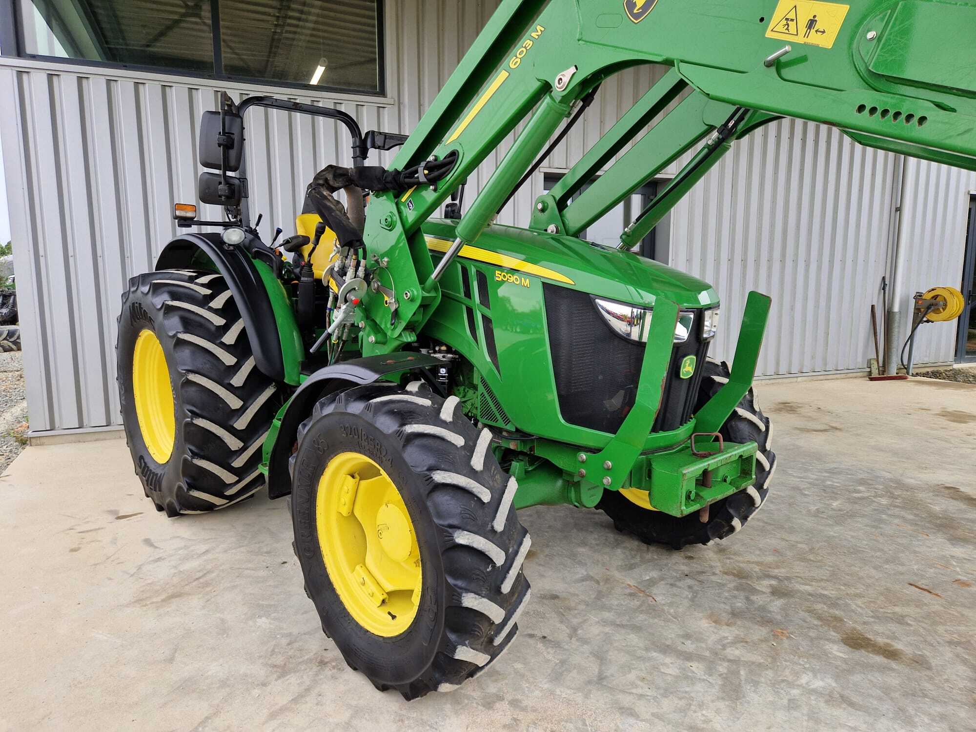JOHN DEERE 5090M