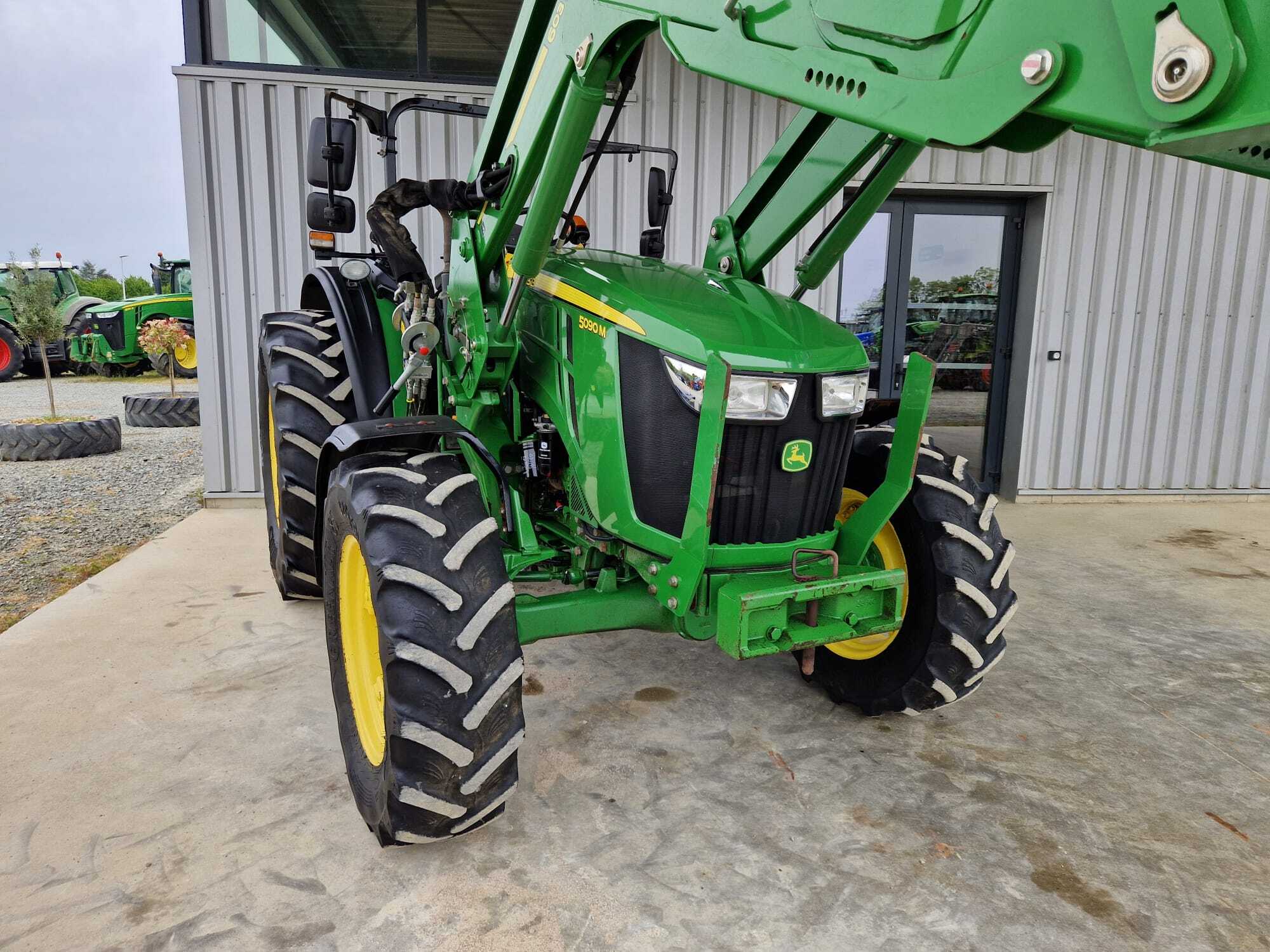 JOHN DEERE 5090M