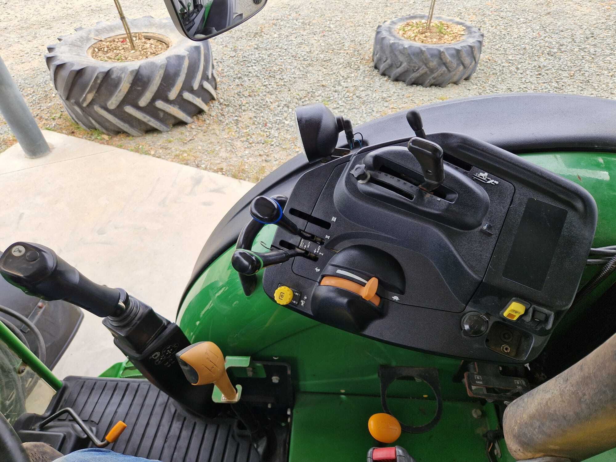 JOHN DEERE 5090M