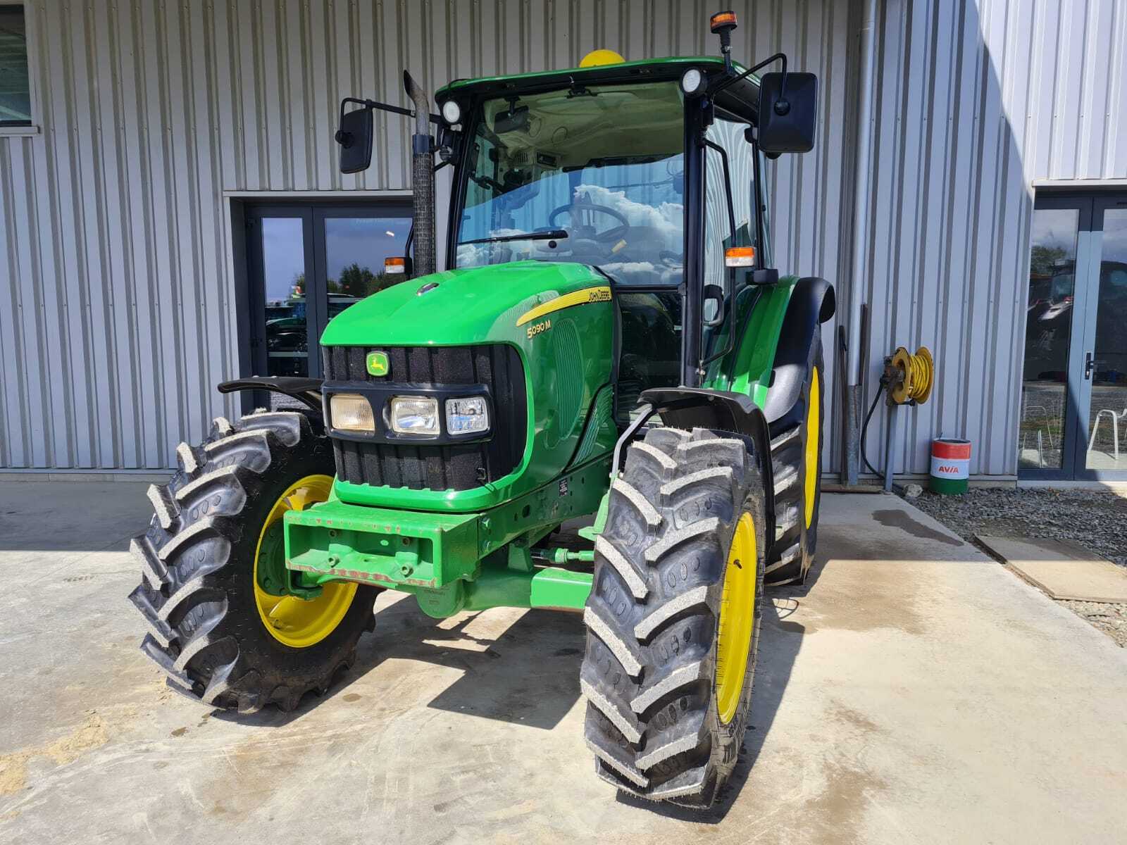 JOHN DEERE 5090M