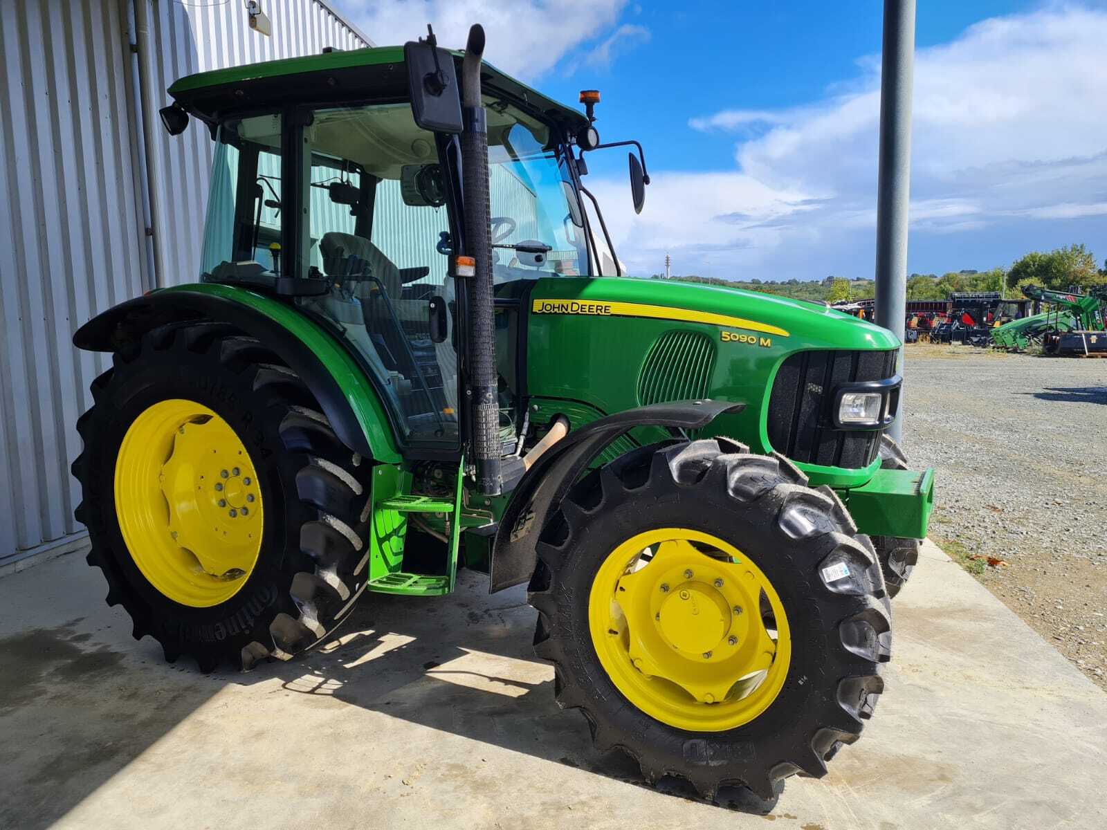 JOHN DEERE 5090M