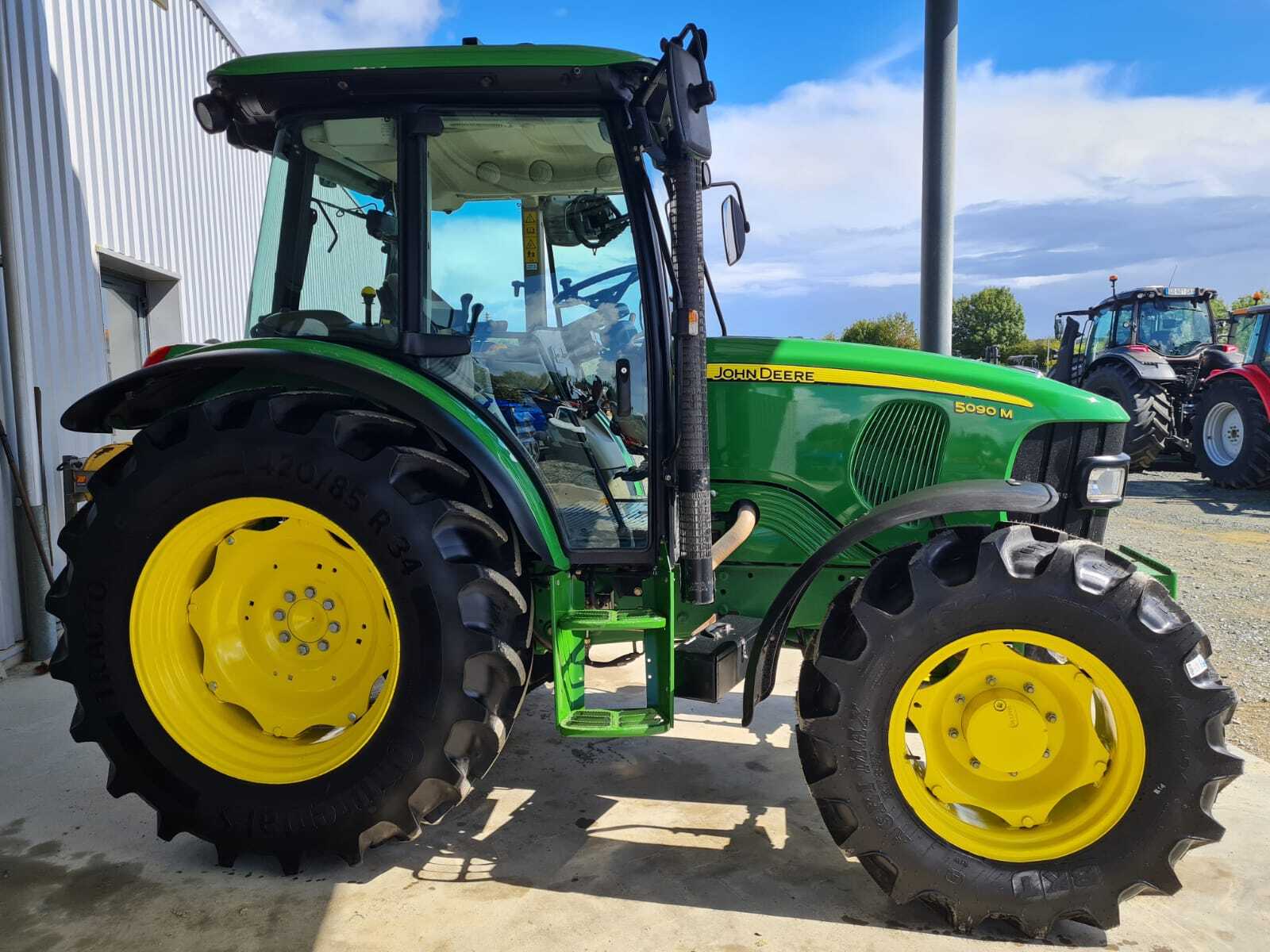 JOHN DEERE 5090M