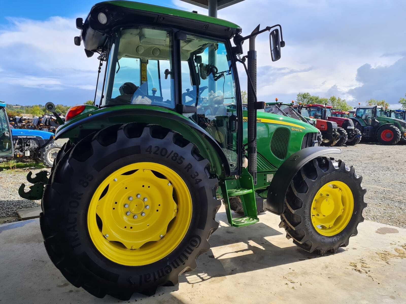 JOHN DEERE 5090M