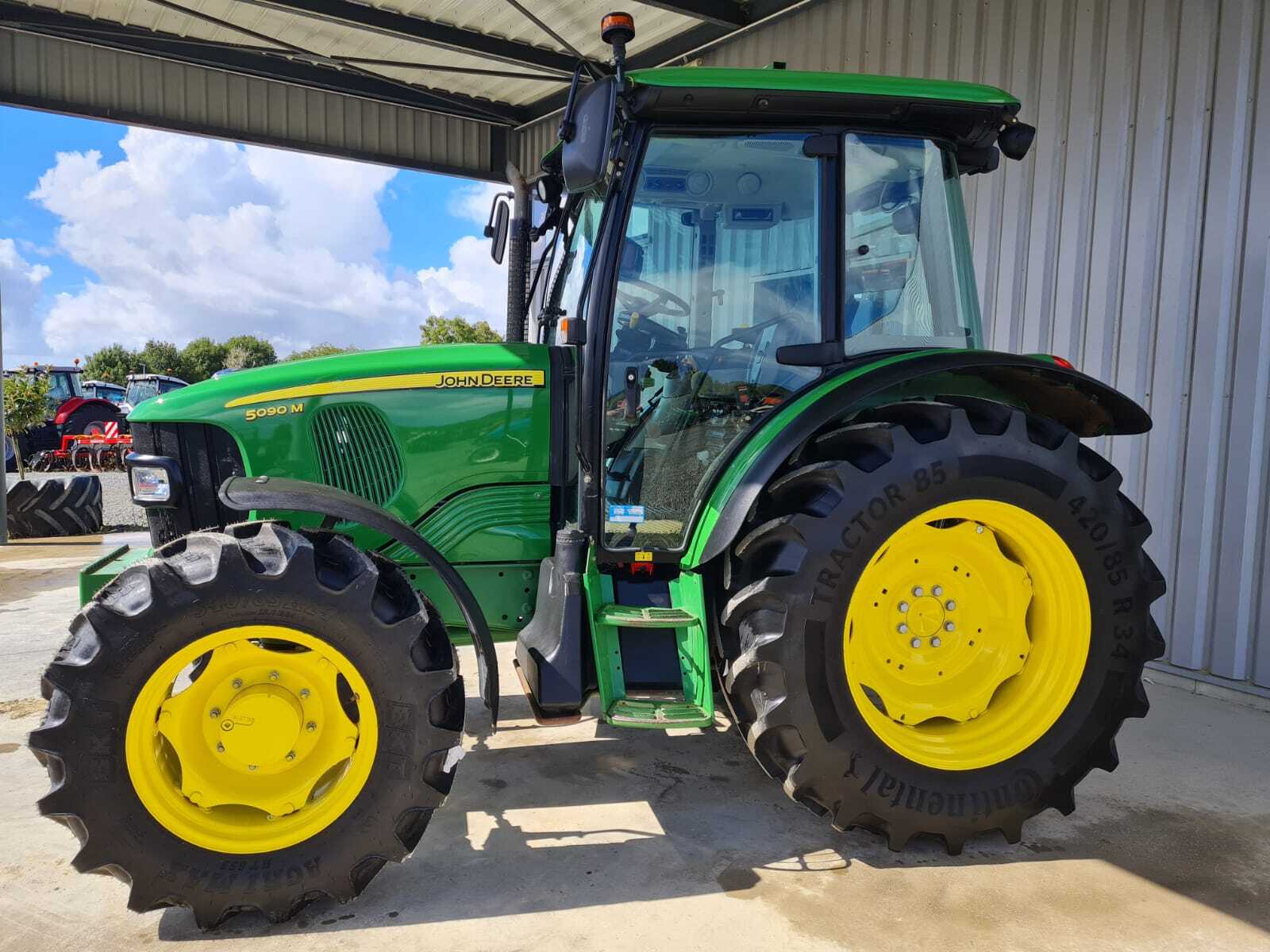 JOHN DEERE 5090M