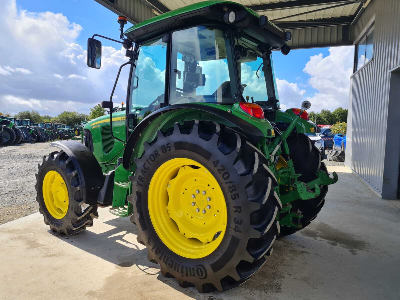 JOHN DEERE 5090M