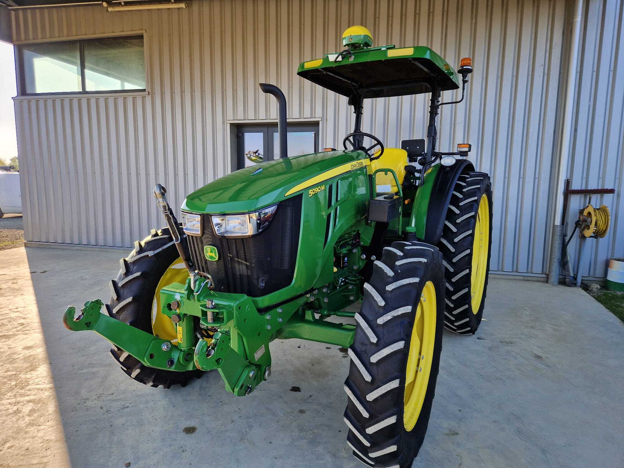 JOHN DEERE 5090M AUTOTRAC