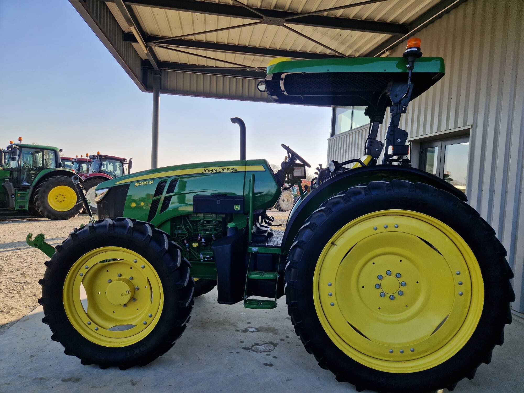 JOHN DEERE 5090M AUTOTRAC