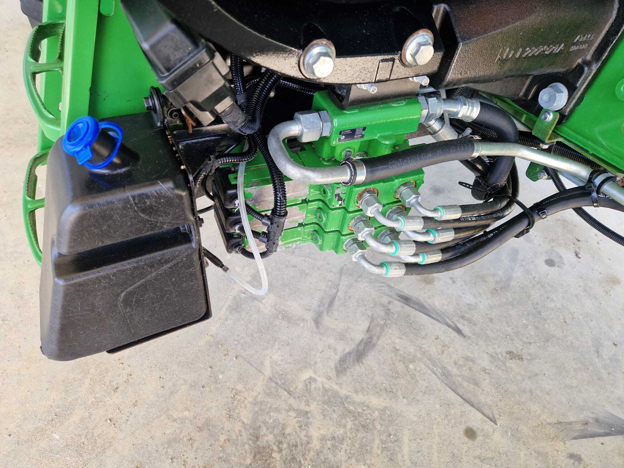 JOHN DEERE 6100M