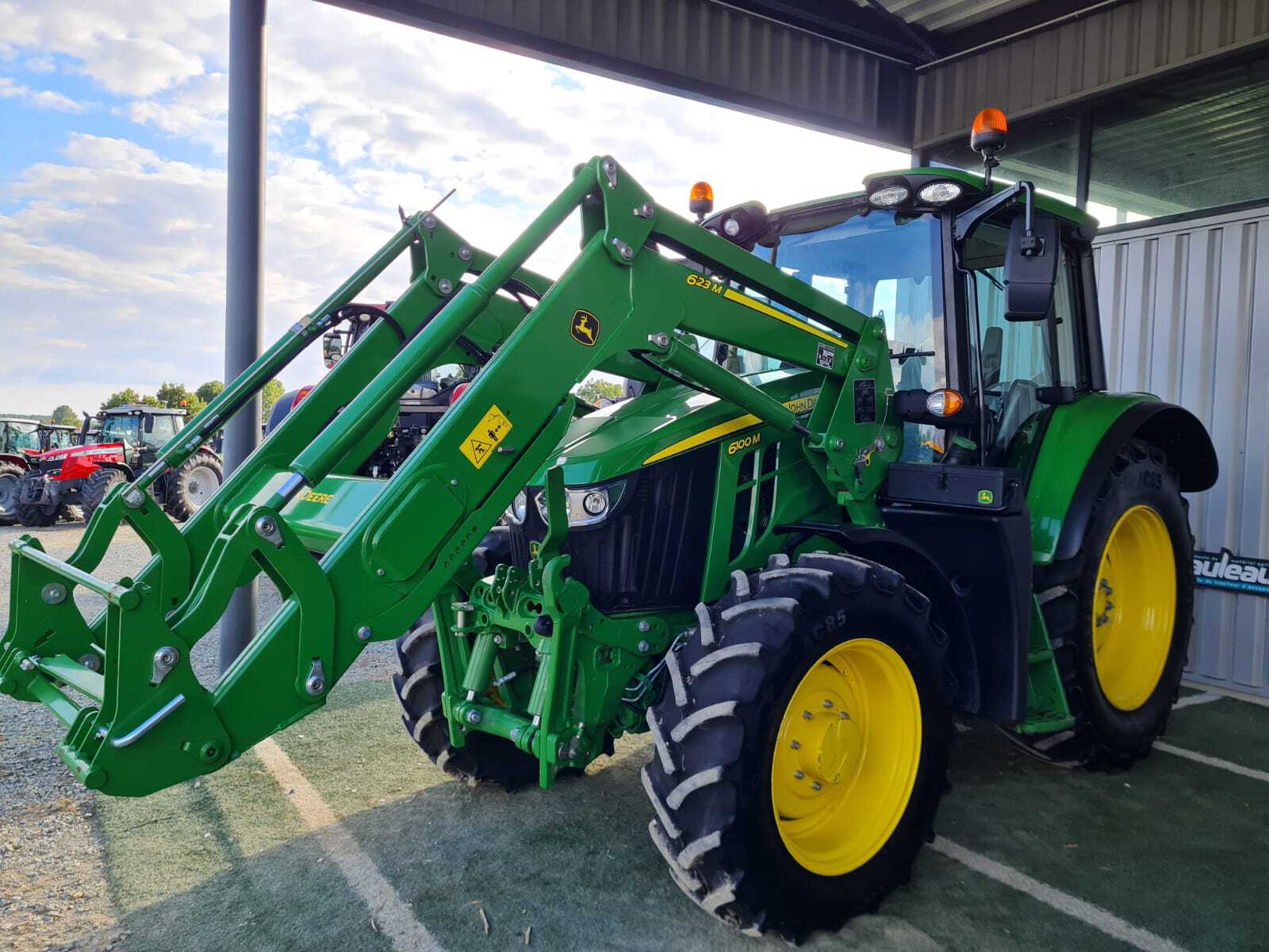 JOHN DEERE 6100M