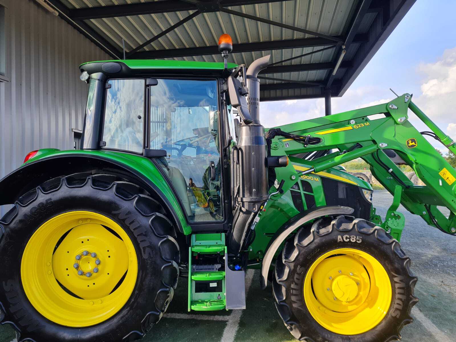 JOHN DEERE 6100M