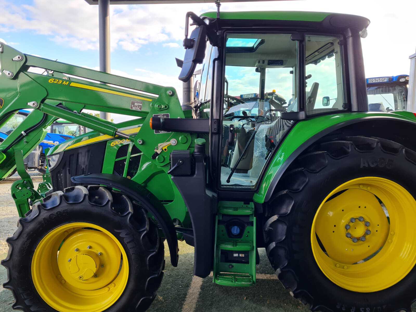 JOHN DEERE 6100M