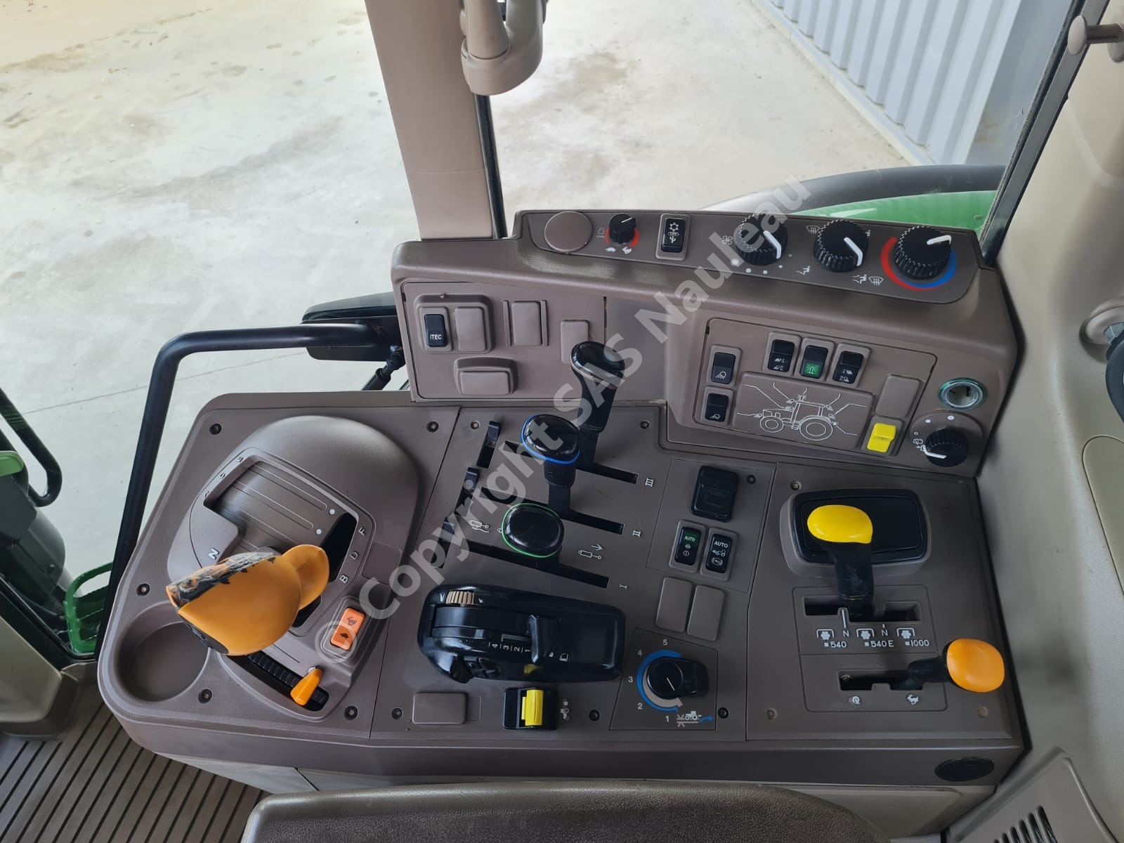 JOHN DEERE 6110M POWER QUAD