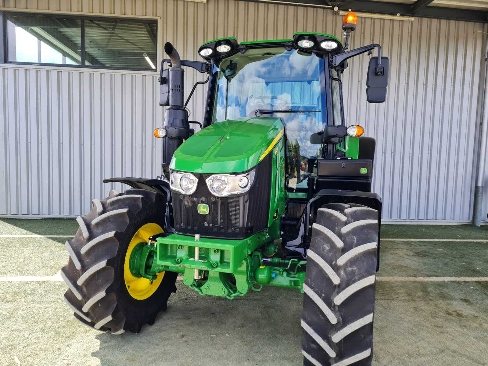 JOHN DEERE 6110M