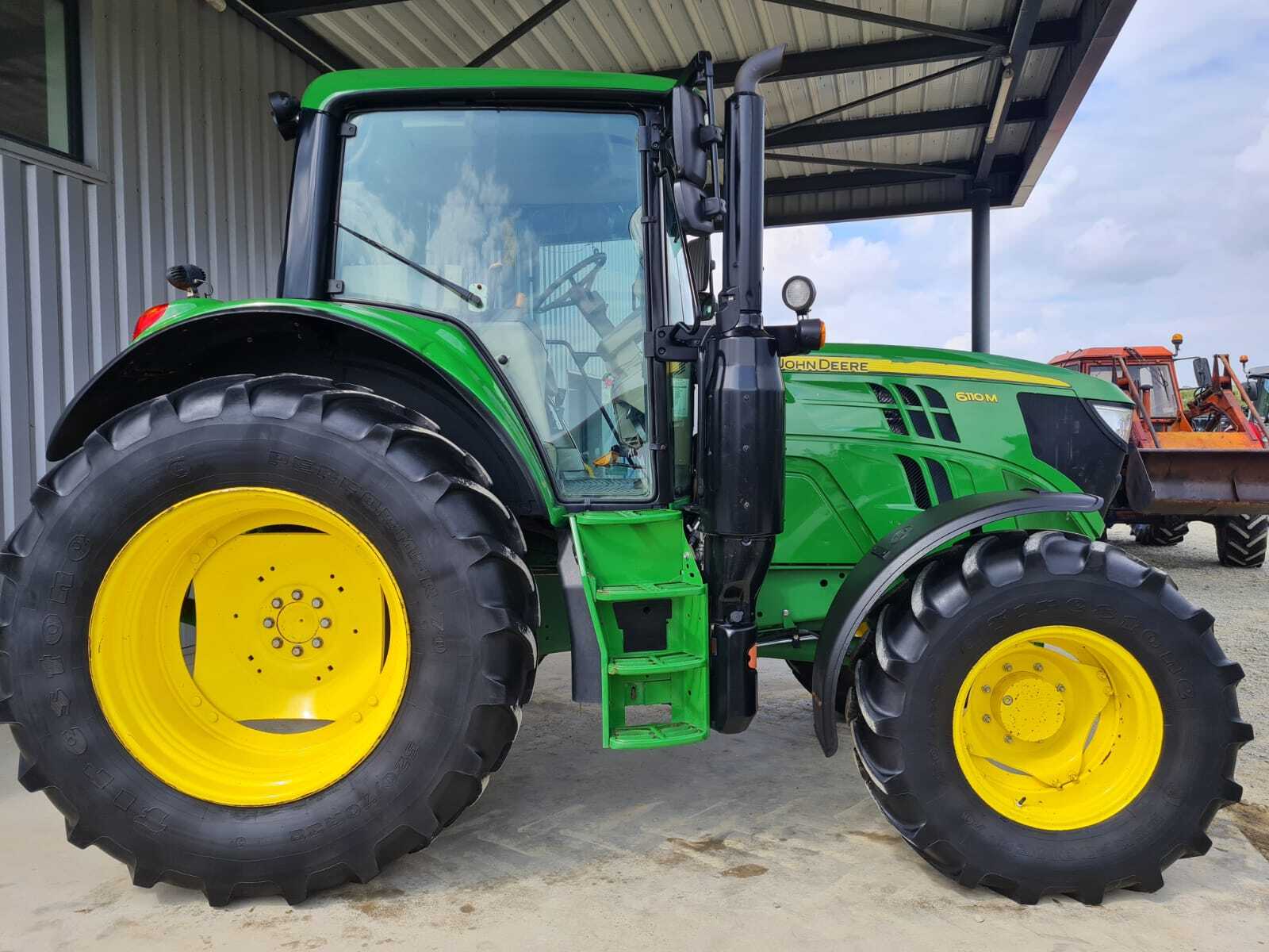 JOHN DEERE 6110M