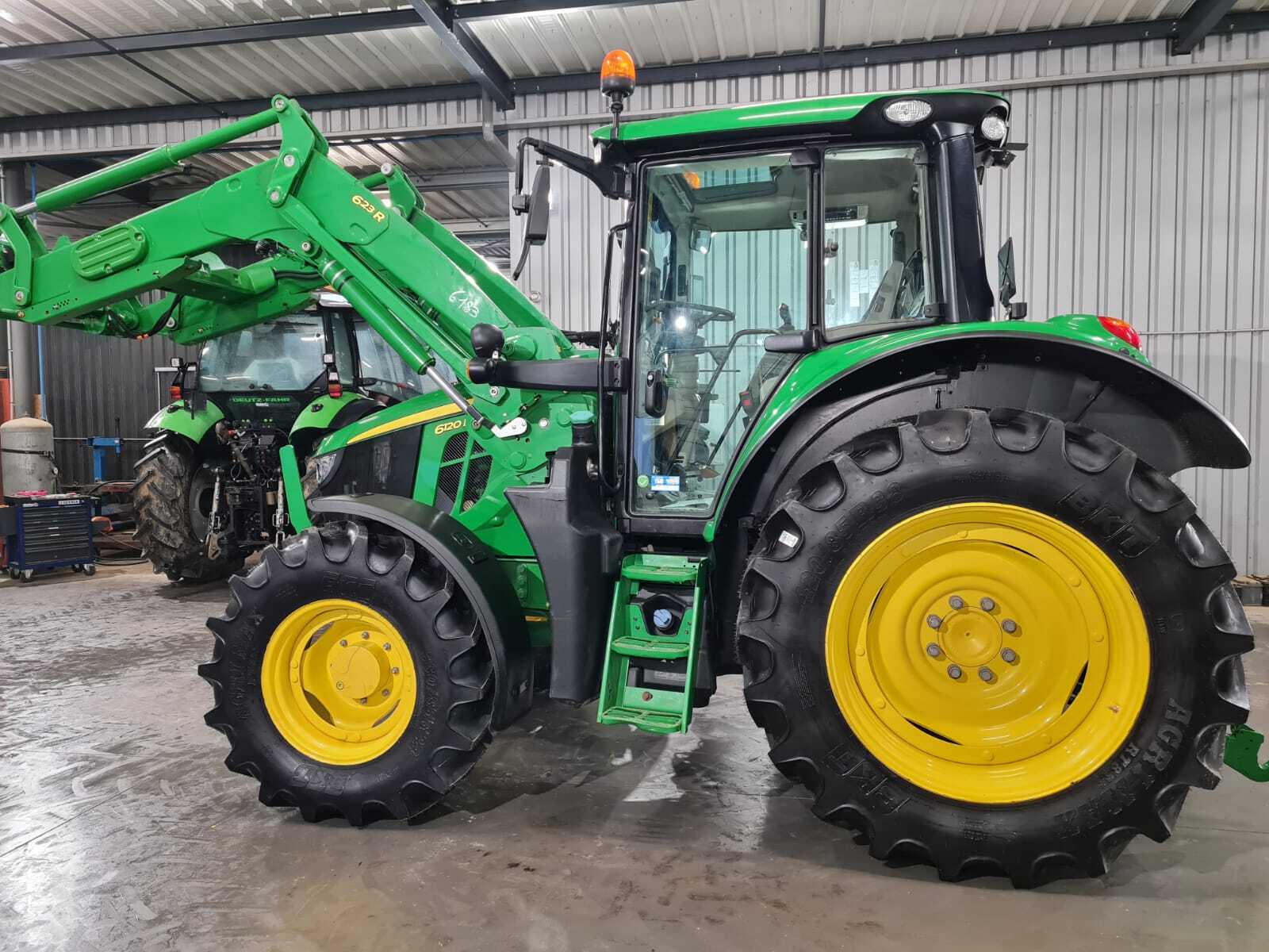JOHN DEERE 6120M