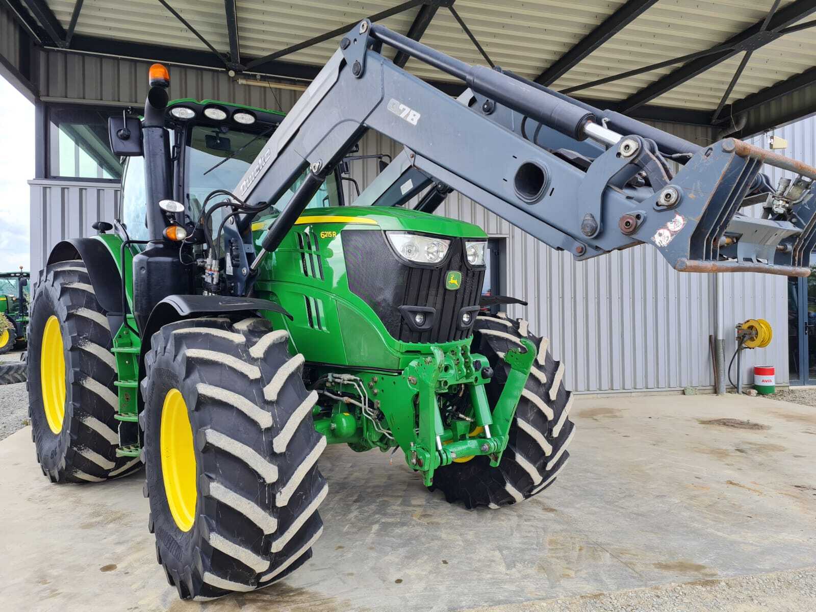 JOHN DEERE 6215R