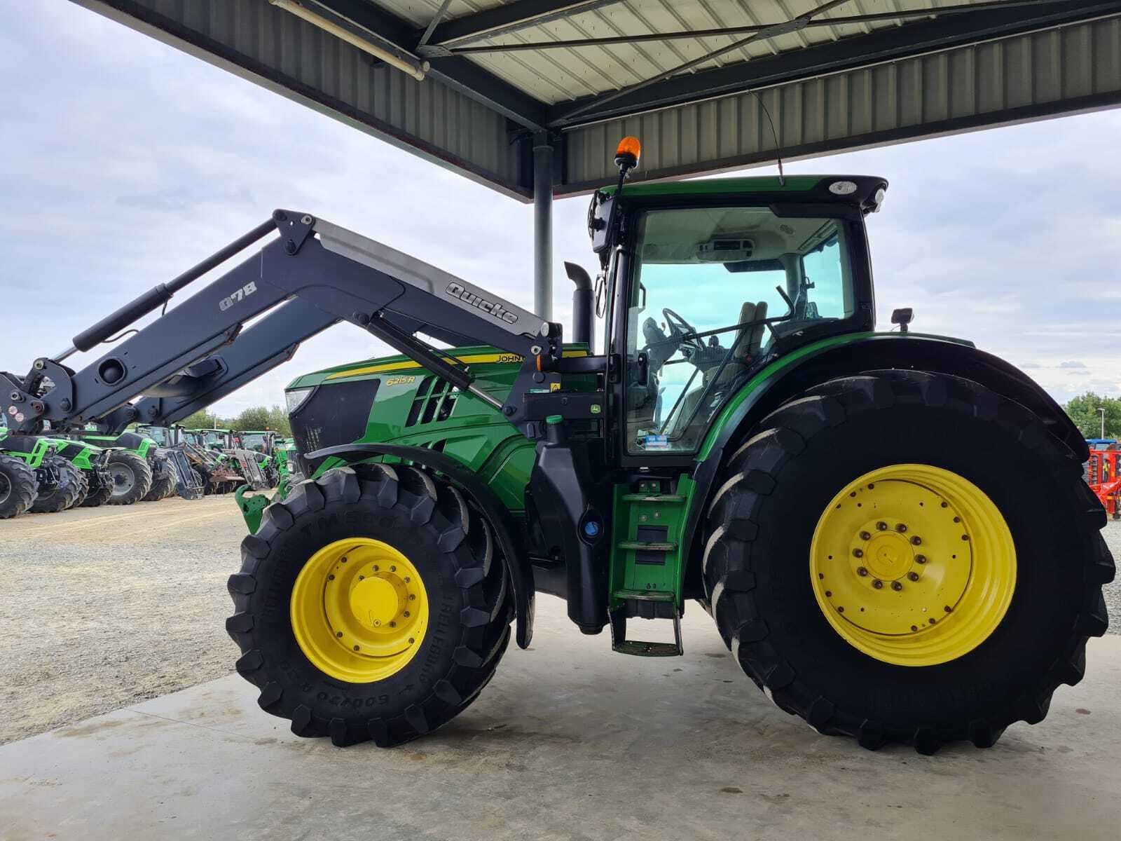 JOHN DEERE 6215R